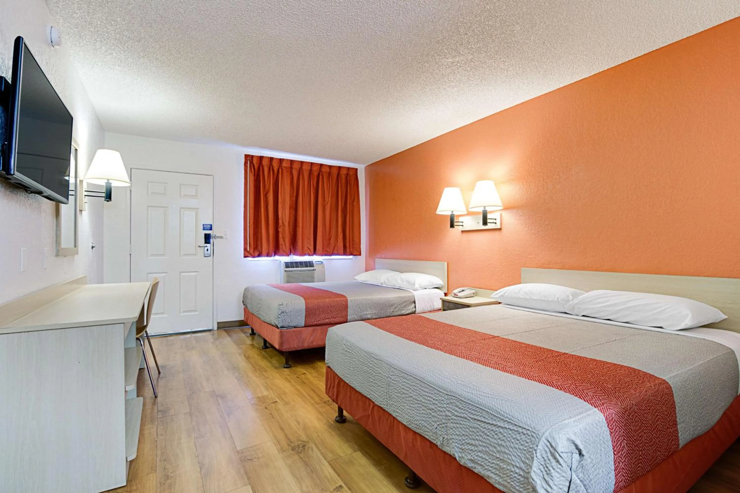 TV and multimedia, Bed in Motel 6-Tempe, AZ - Scottsdale South