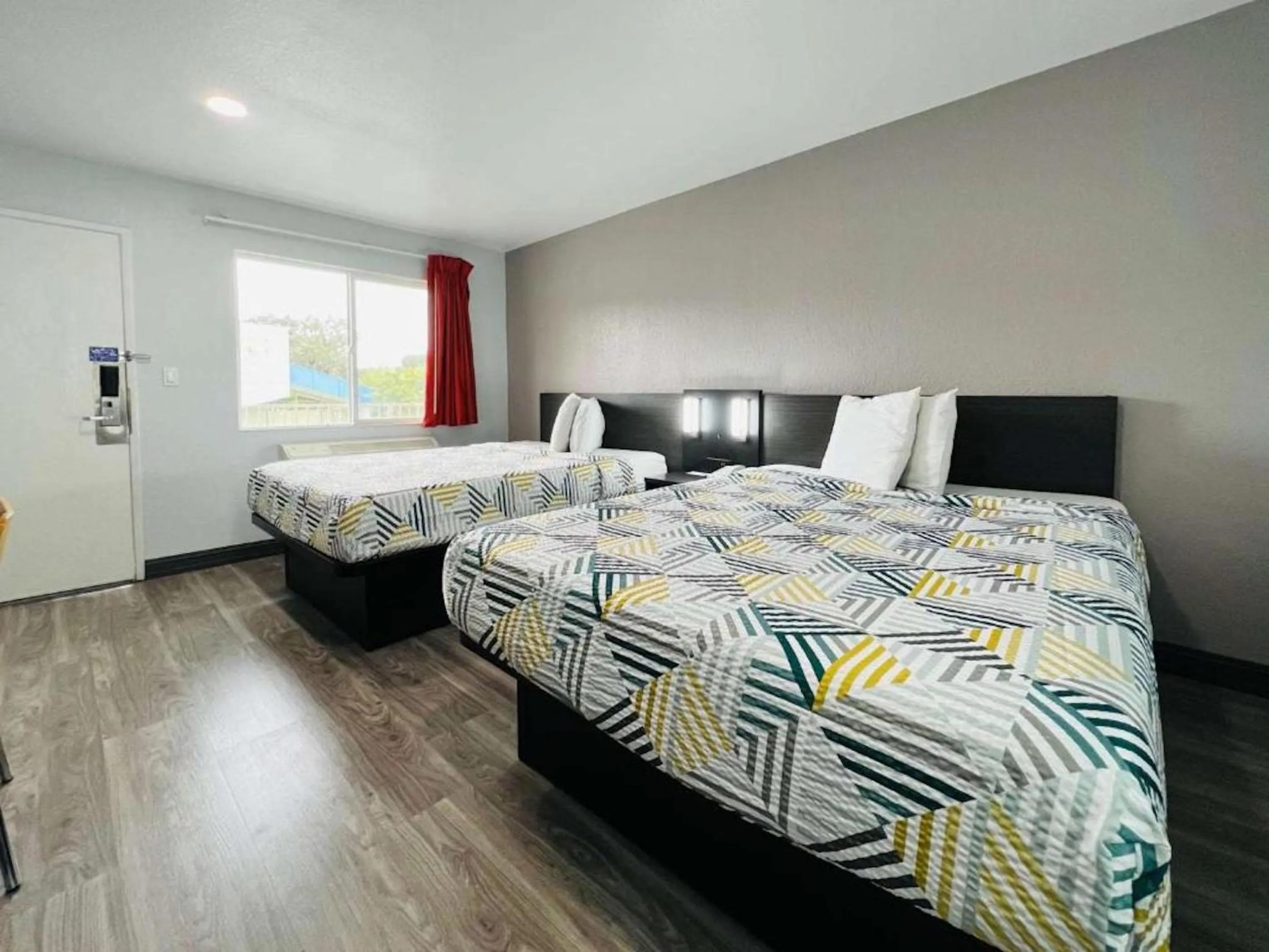 Bed in Motel 6-La Mesa, CA - San Diego