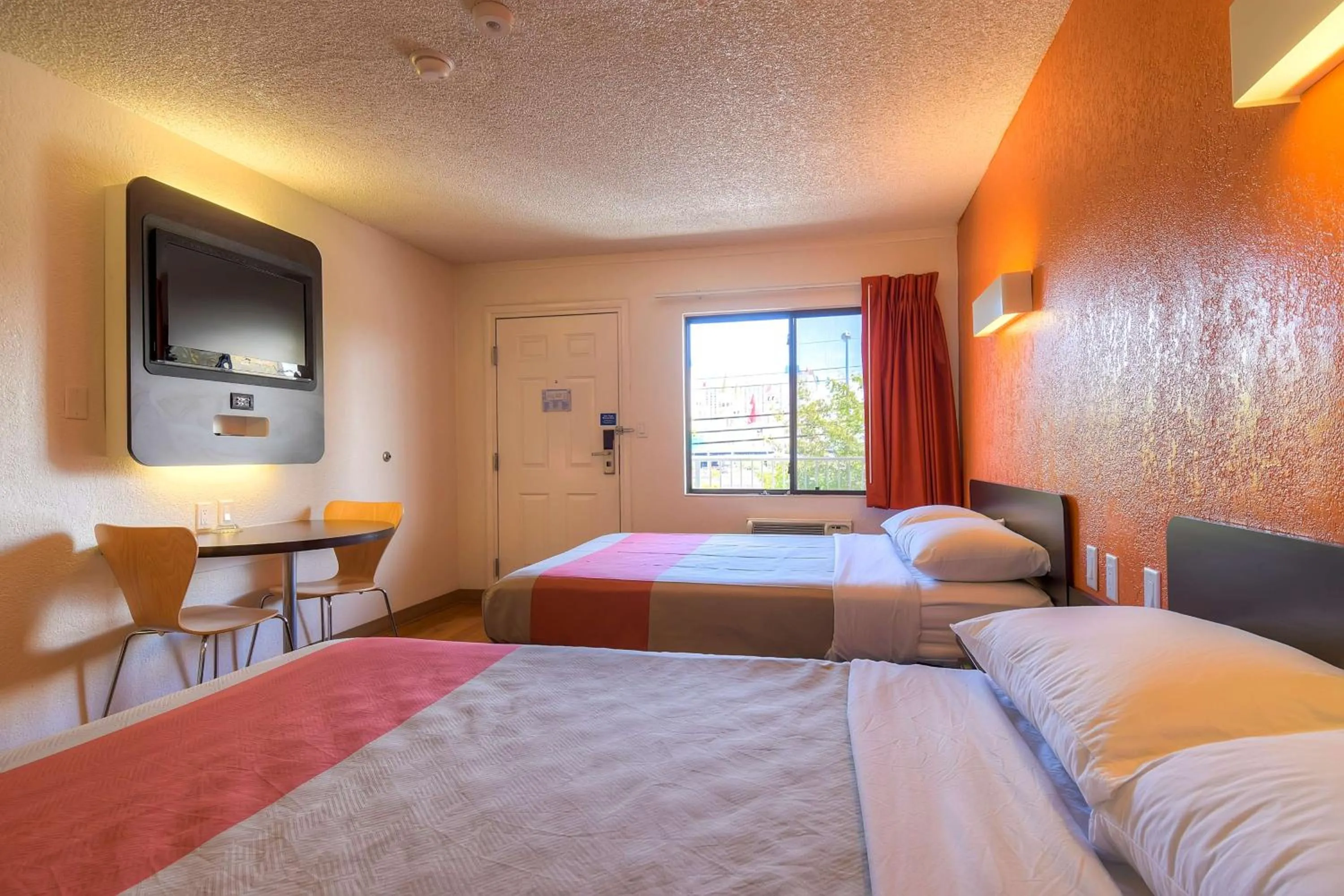 TV and multimedia, Bed in Motel 6 Las Vegas, NV – I-15 Stadium