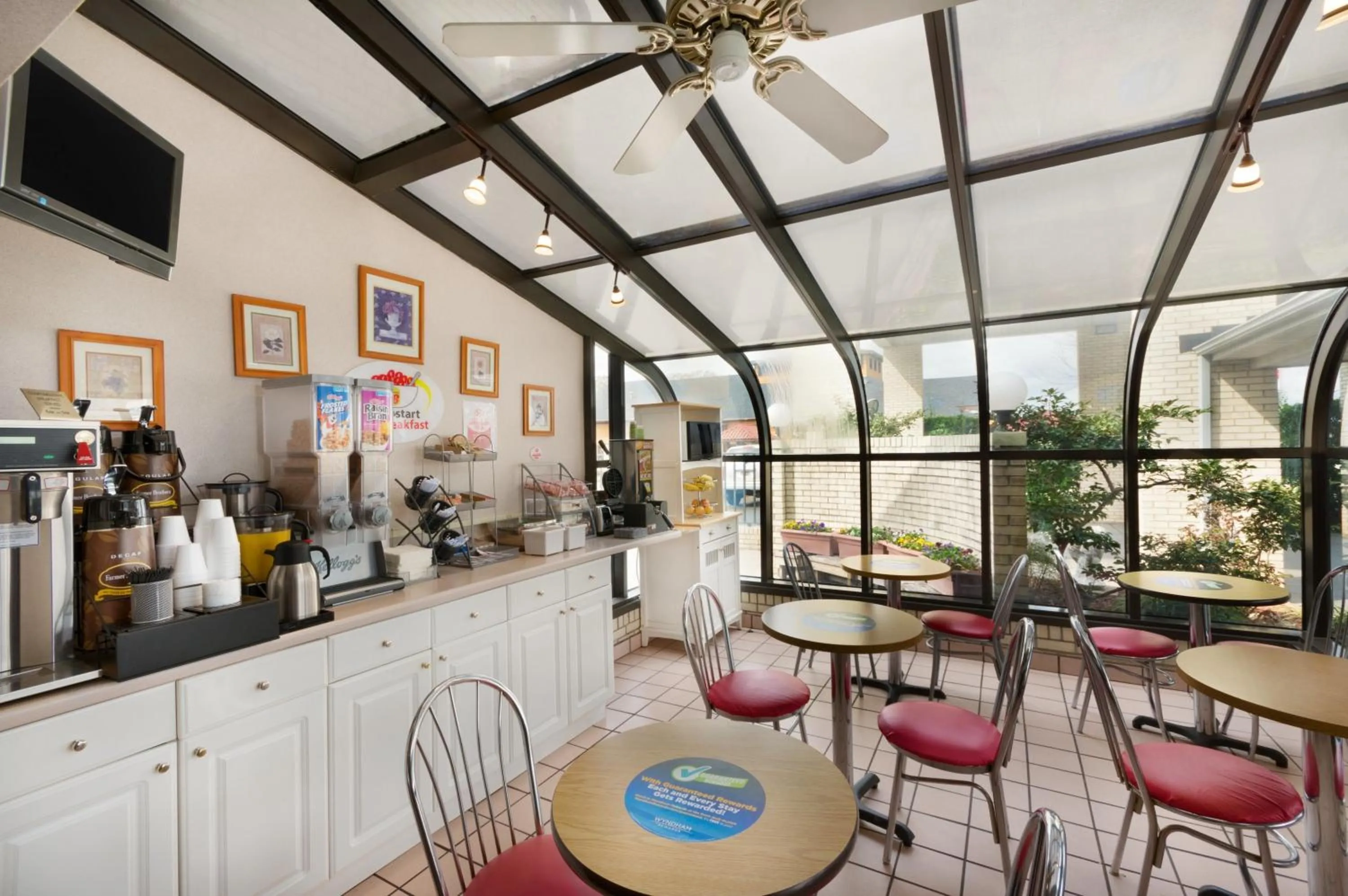 Restaurant/places to eat in Super 8 by Wyndham Lancaster