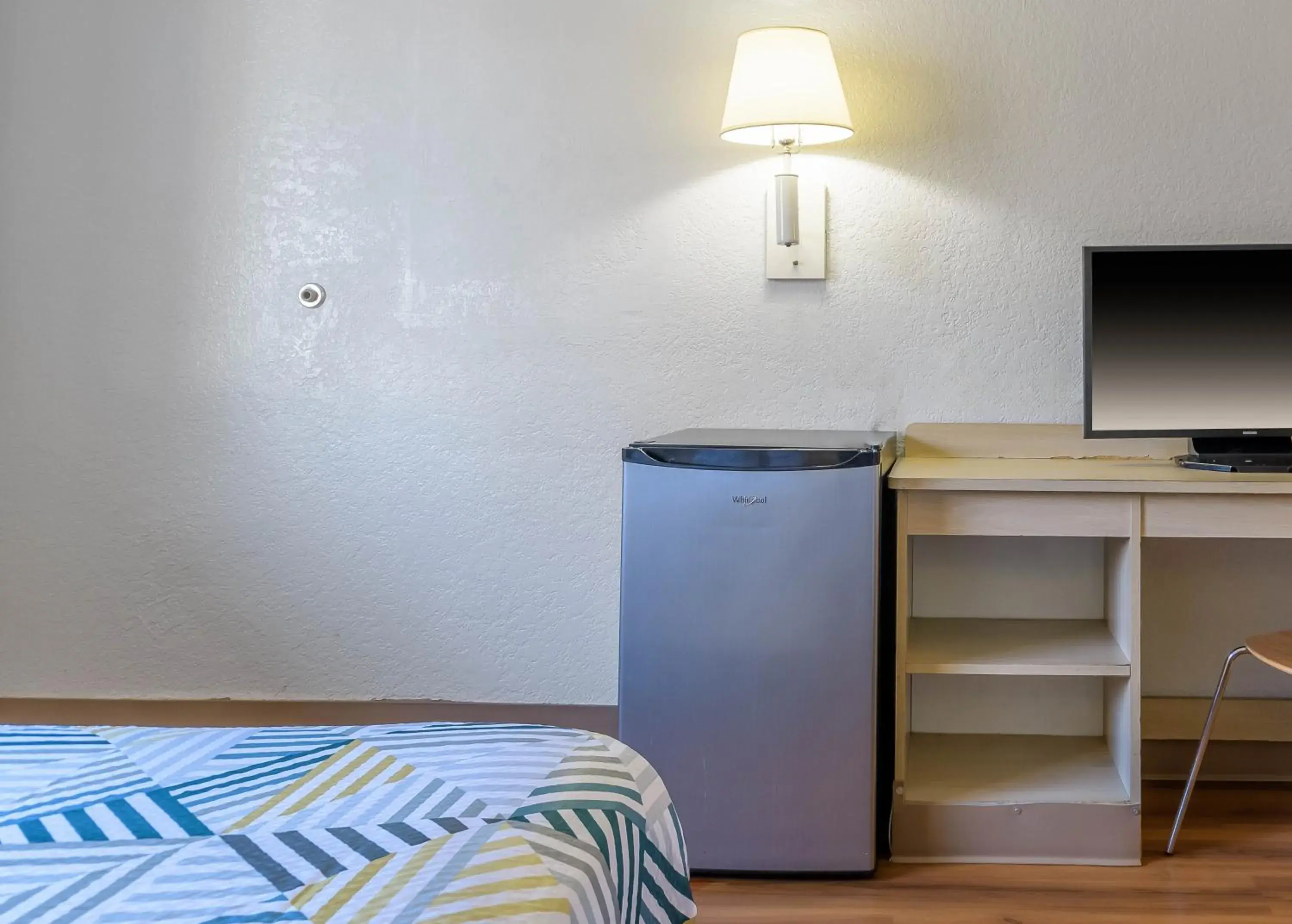 1 Queen Bed | Micfridge in Motel 6 Hayward, CA- Silicon Valley Gateway 1 Queen Bed | Micfridge in Motel 6 Hayward, CA- Silicon Valley Gateway