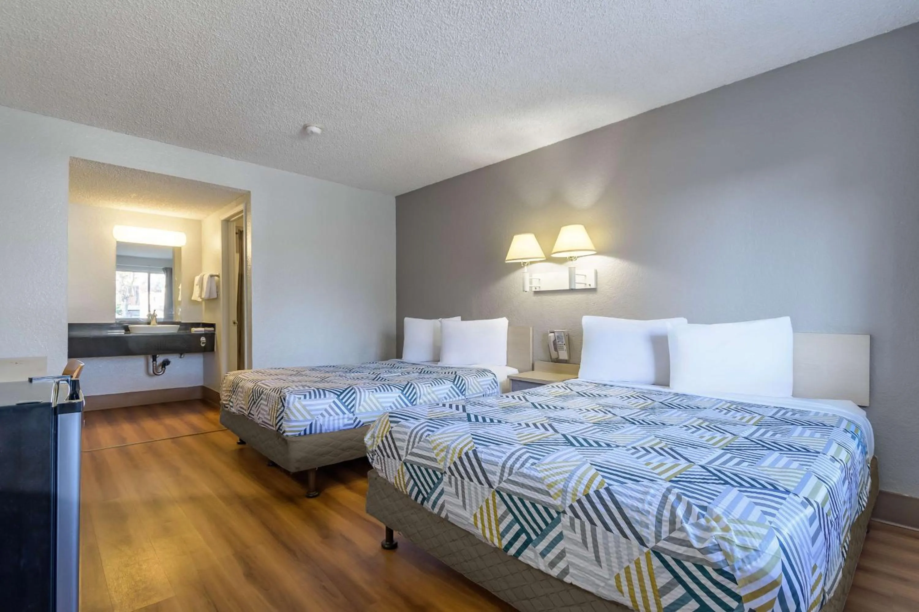 Bedroom, Bed in Motel 6 Hayward, CA- Silicon Valley Gateway