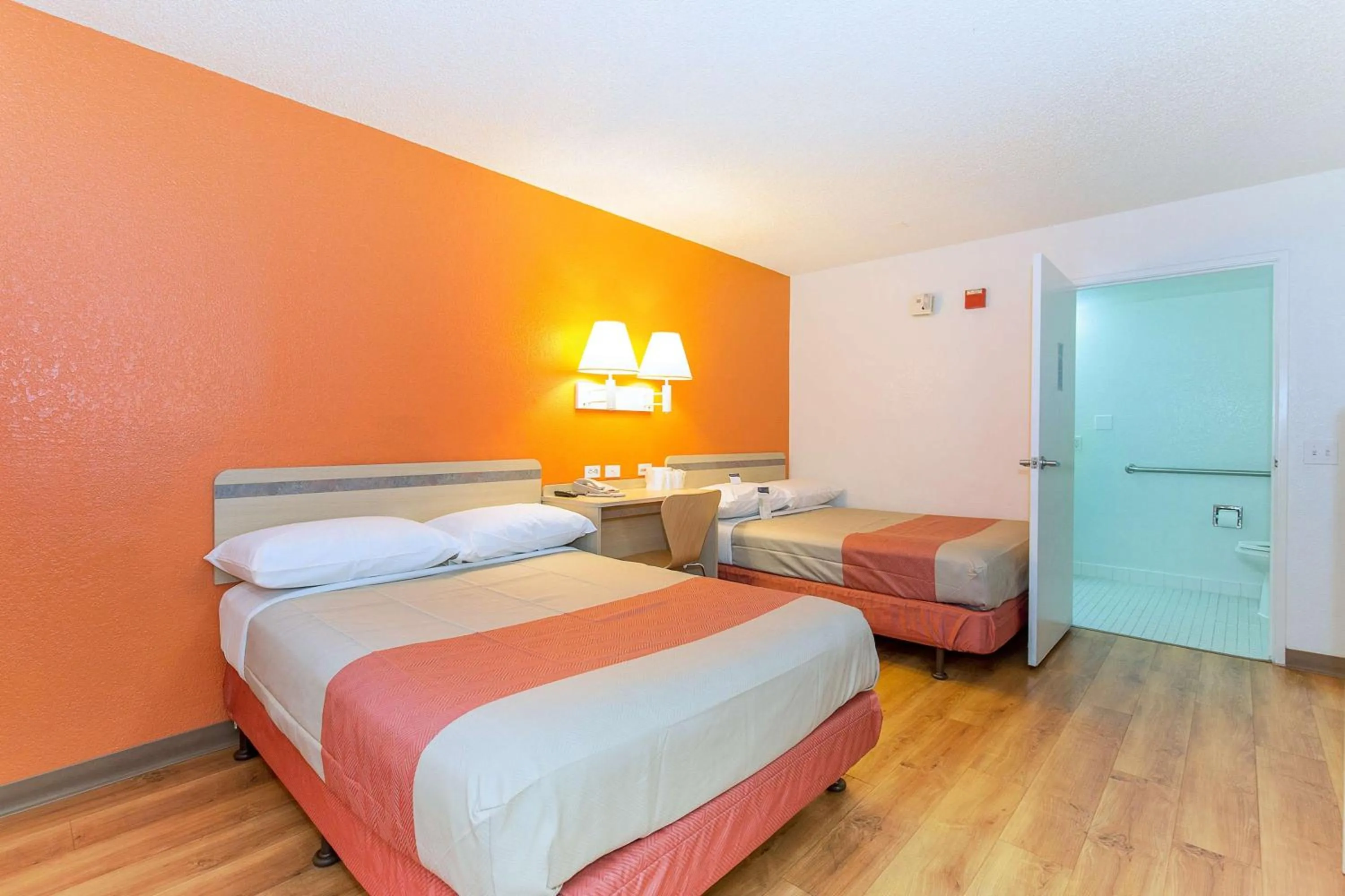 Bedroom, Bed in Motel 6 Hayward, CA- Silicon Valley Gateway