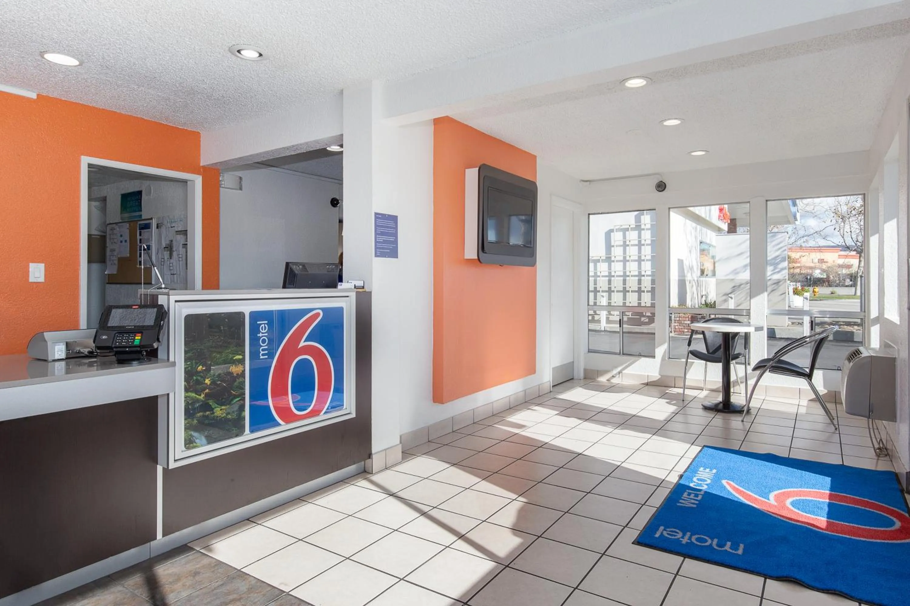 Lobby or reception in Motel 6 Hayward, CA- Silicon Valley Gateway