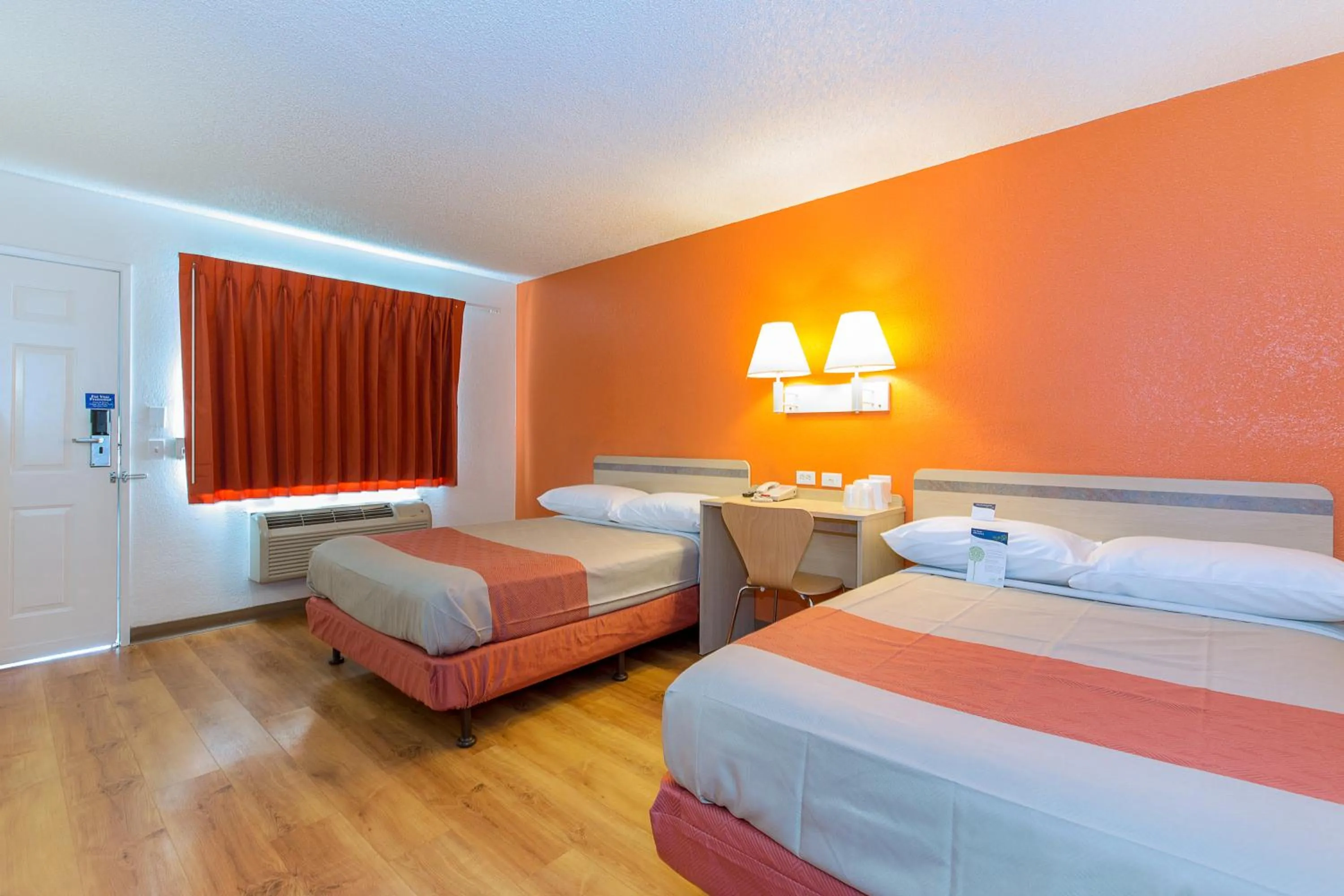 Bedroom, Bed in Motel 6 Hayward, CA- Silicon Valley Gateway