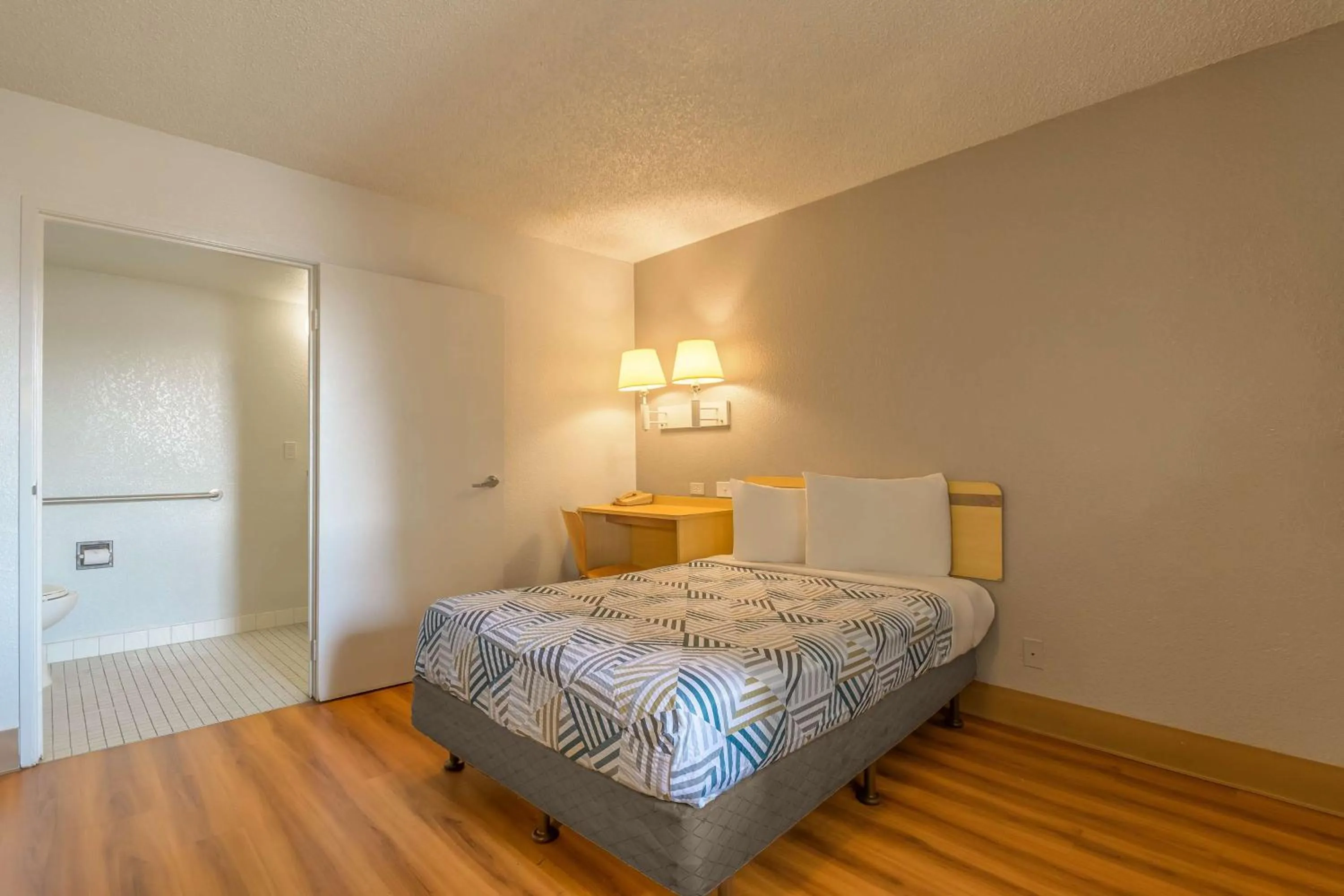 Bedroom, Bed in Motel 6 Hayward, CA- Silicon Valley Gateway