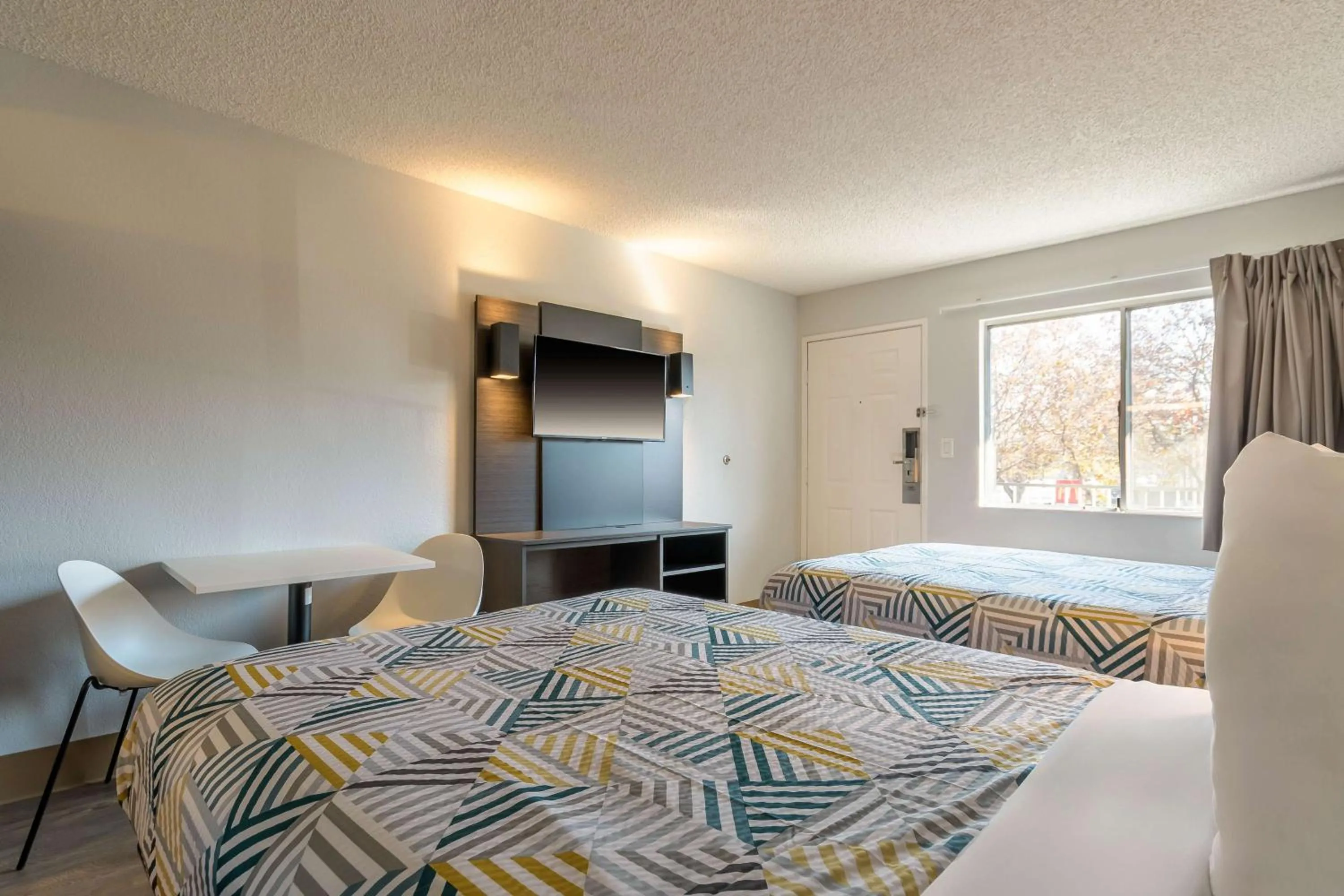 Bedroom, Bed in Motel 6 Hayward, CA- Silicon Valley Gateway