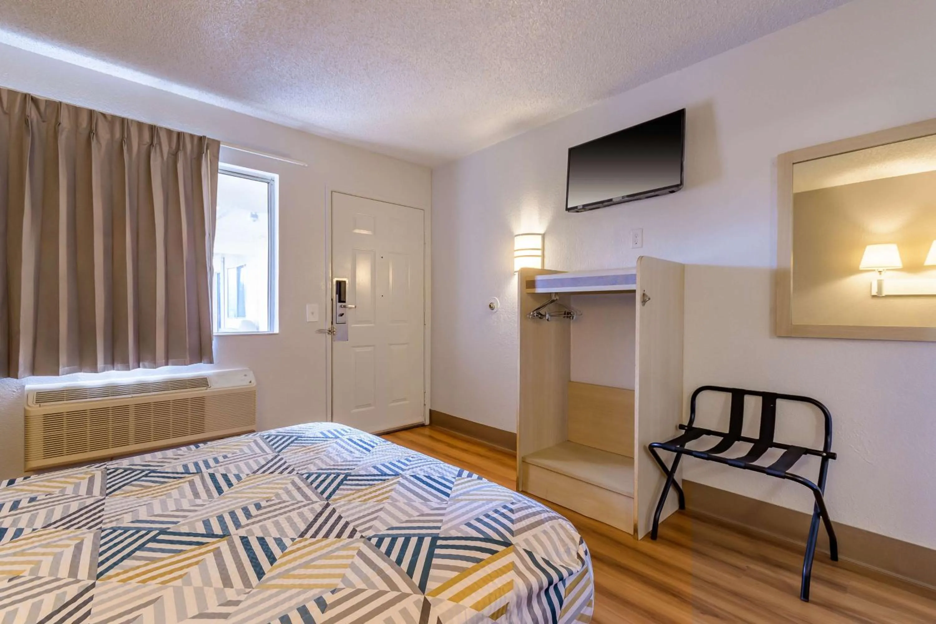 Bedroom, Bed in Motel 6 Hayward, CA- Silicon Valley Gateway