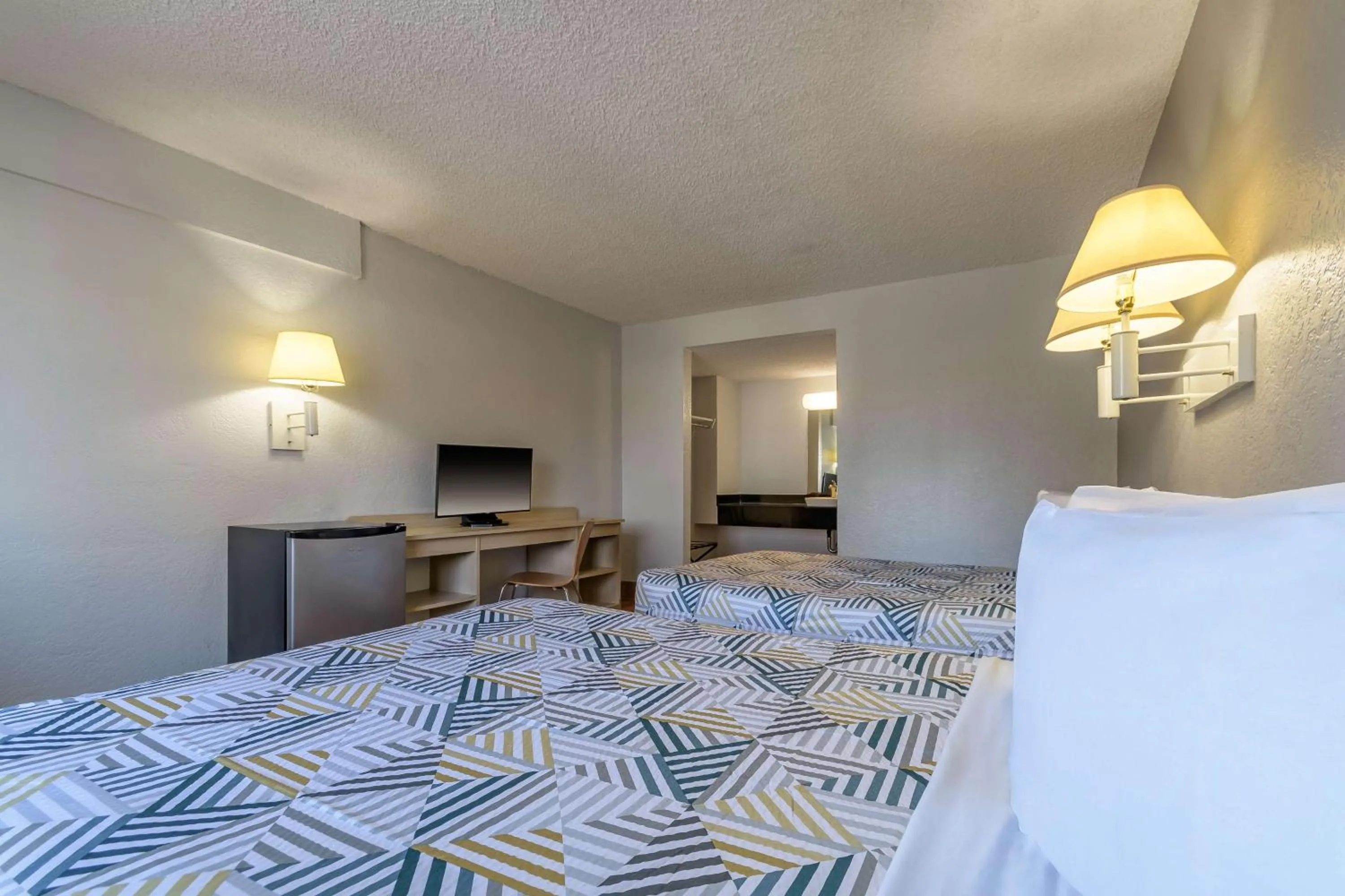 Bedroom, Bed in Motel 6 Hayward, CA- Silicon Valley Gateway