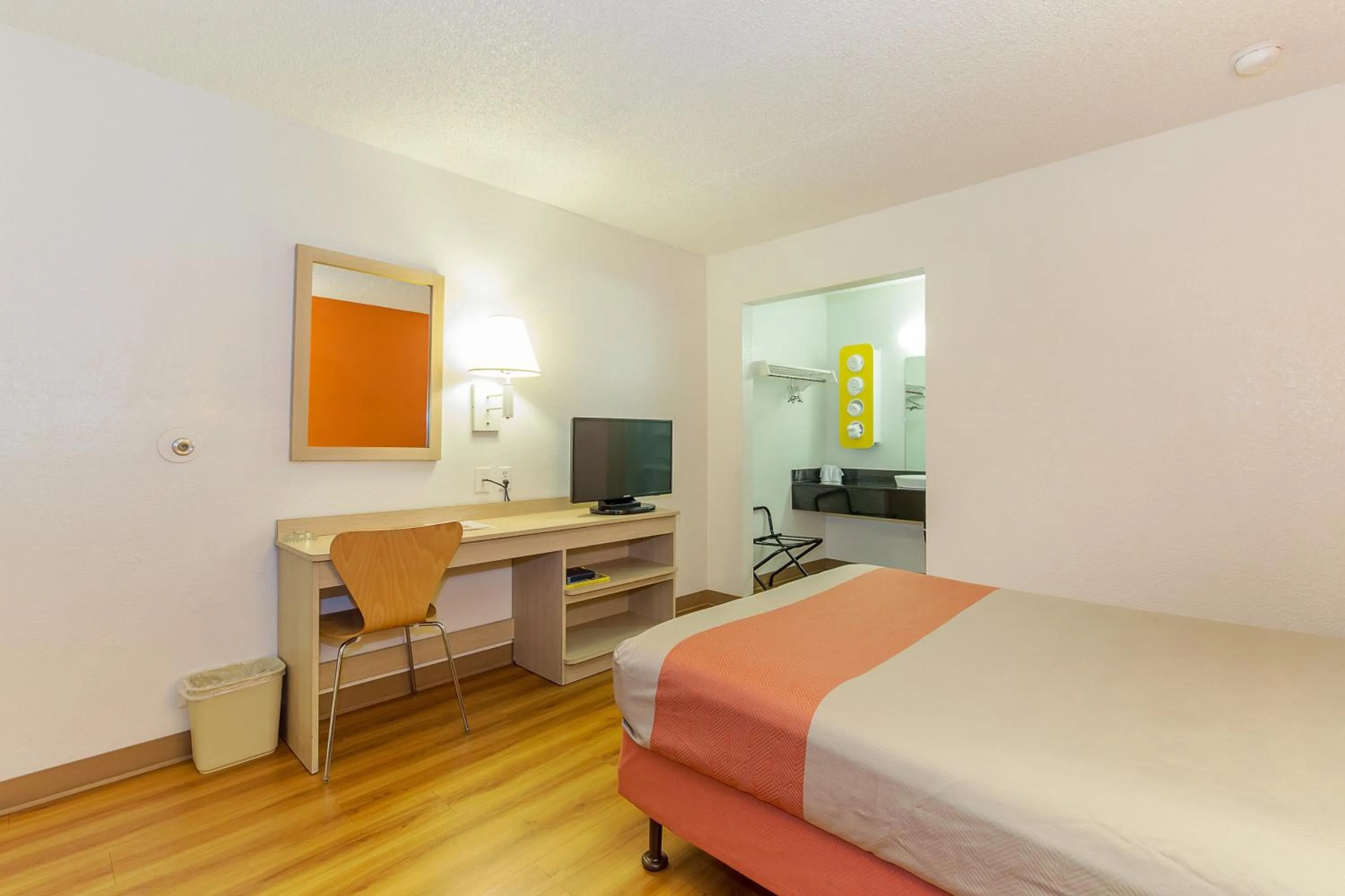 Bedroom, Bed in Motel 6 Hayward, CA- Silicon Valley Gateway