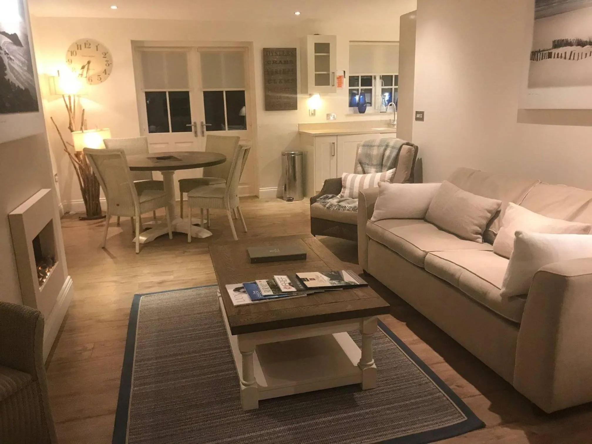 Restaurant/places to eat in Hotel La Place