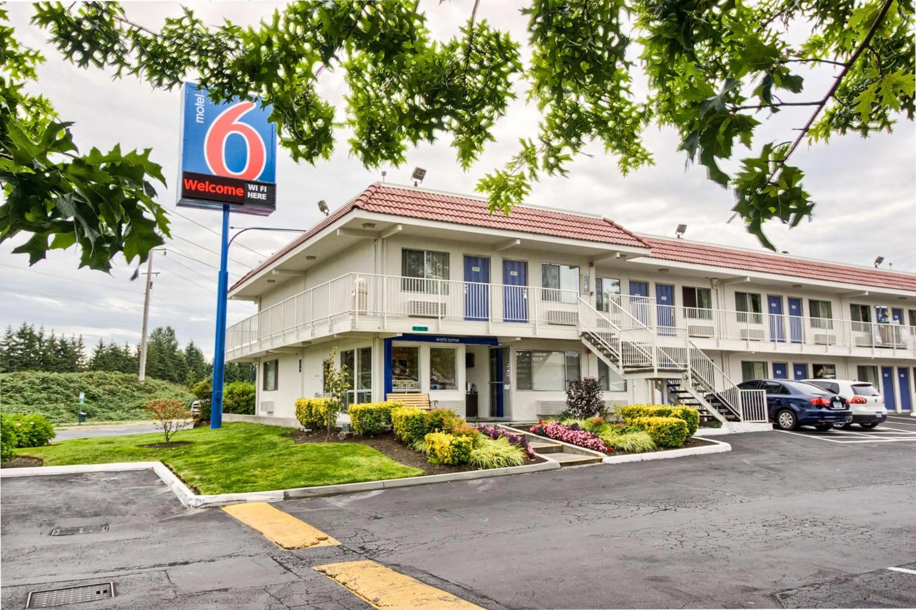 Property building in Motel 6-Everett, WA - South