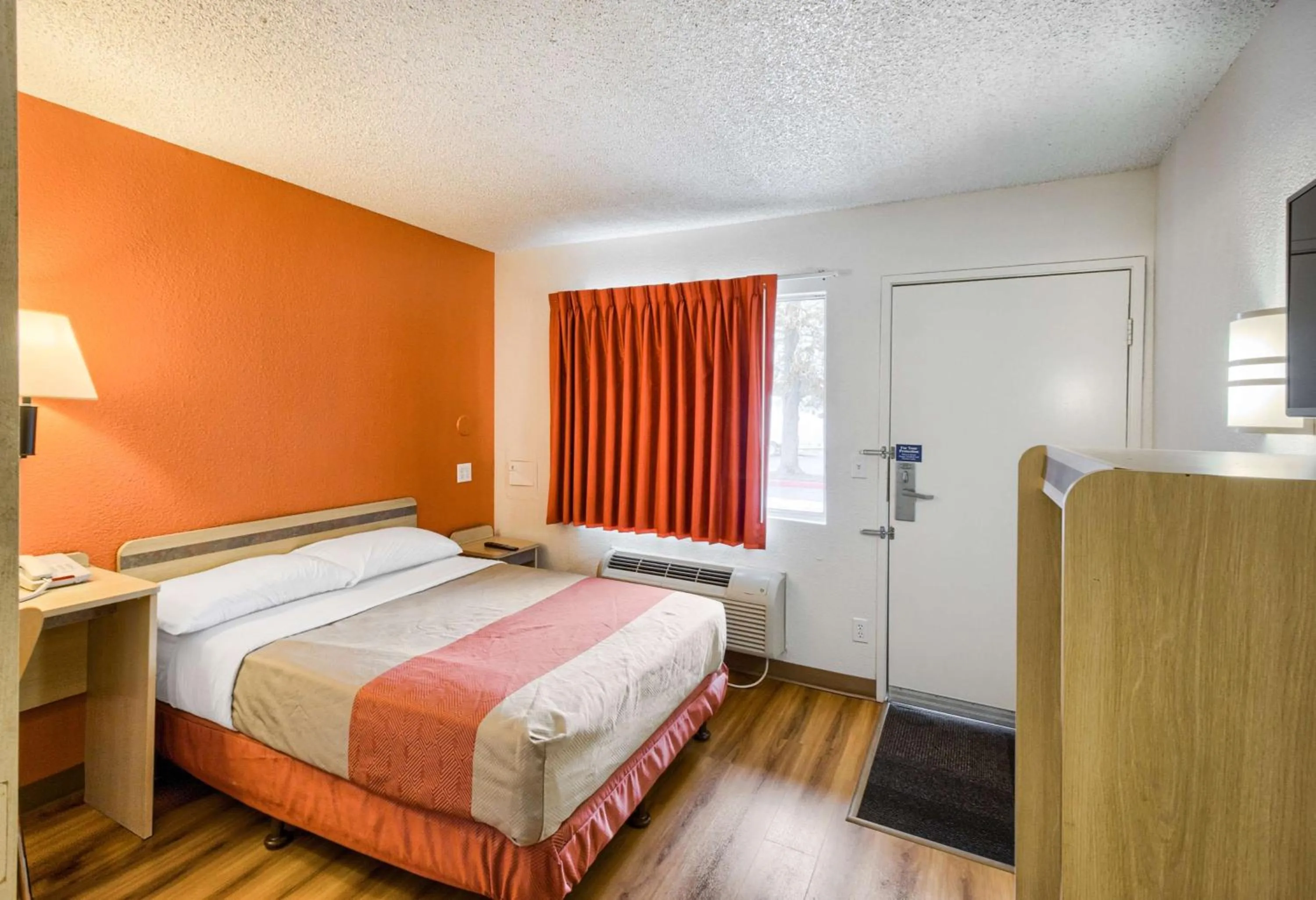 TV and multimedia, Bed in Motel 6-Everett, WA - South