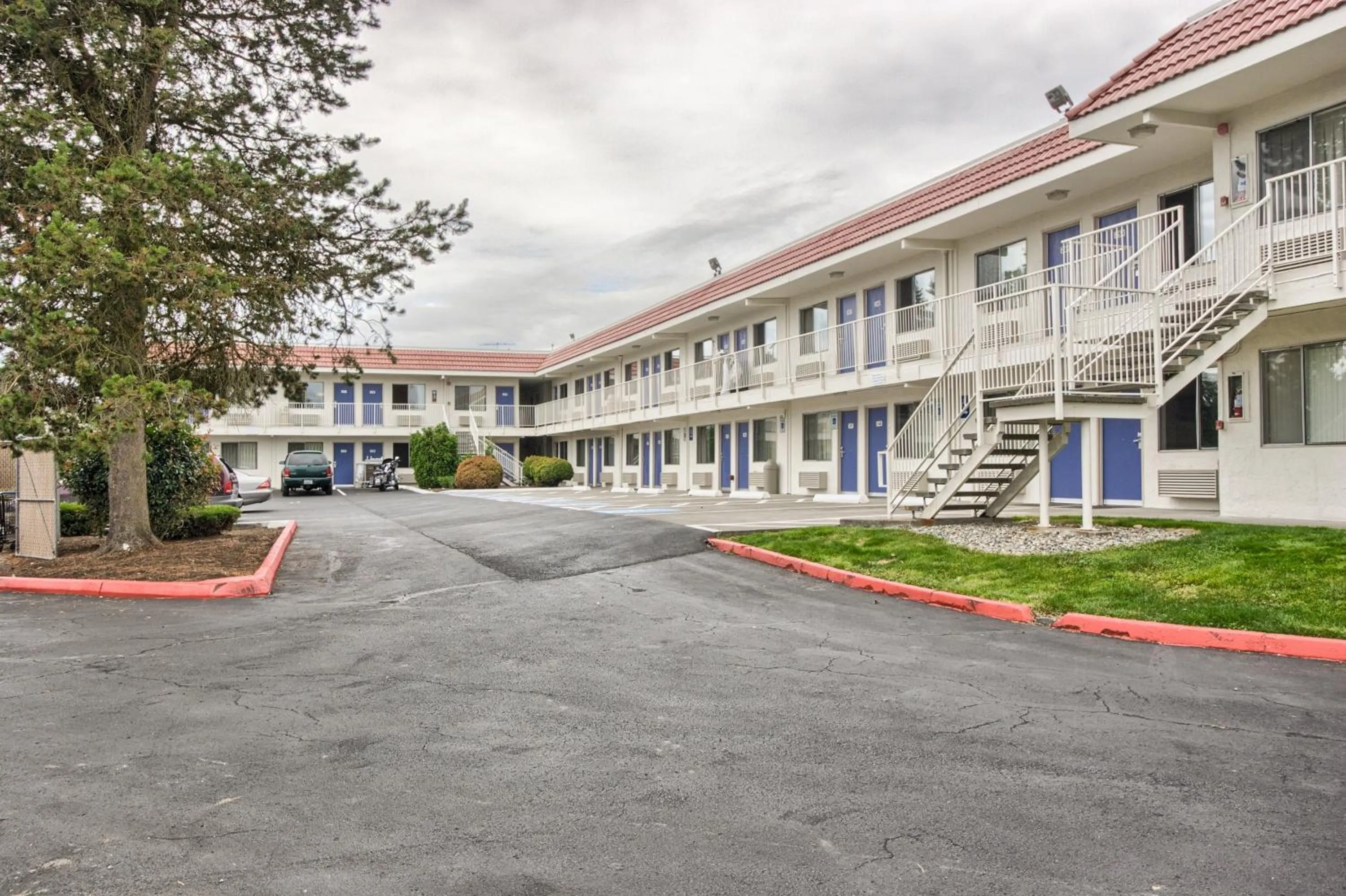 Property building in Motel 6-Everett, WA - South