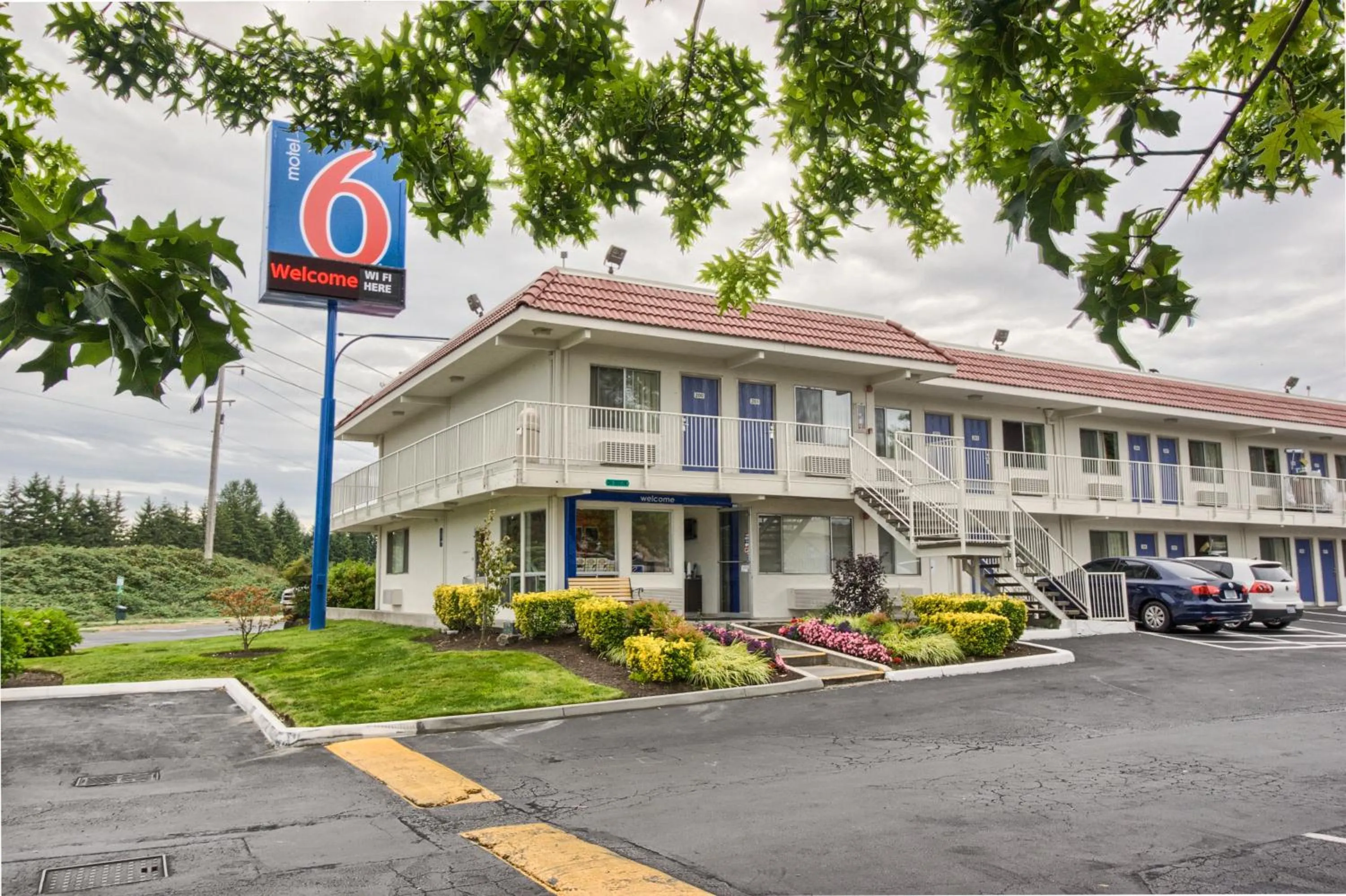 Property building in Motel 6-Everett, WA - South