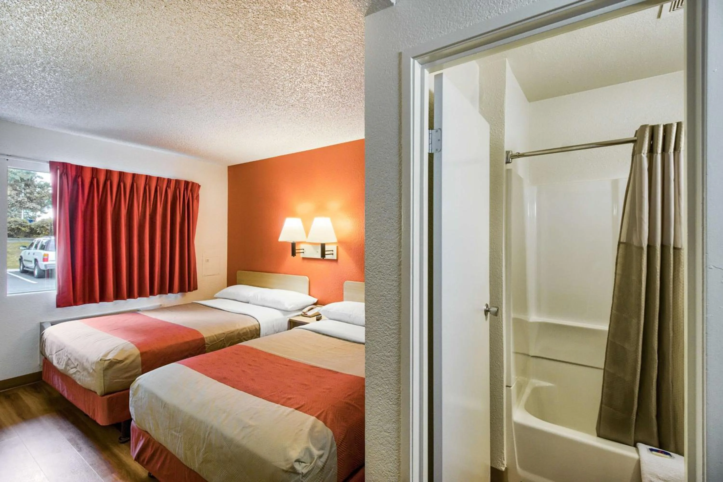 Shower, Bed in Motel 6-Everett, WA - South