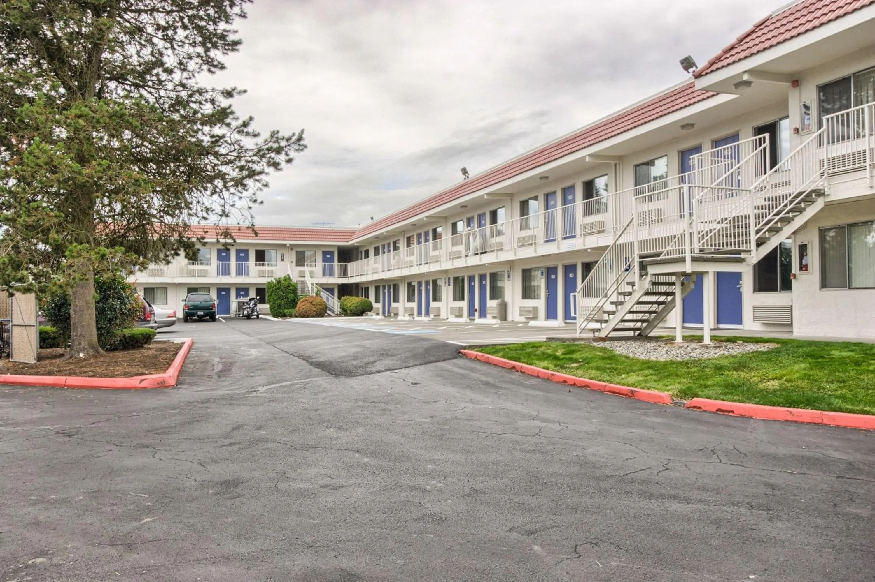 Property building in Motel 6-Everett, WA - South