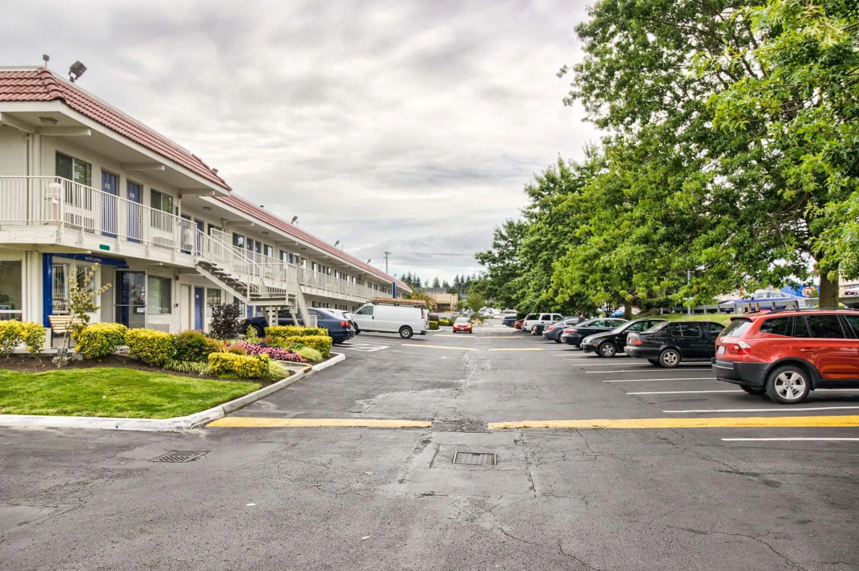 Property building in Motel 6-Everett, WA - South