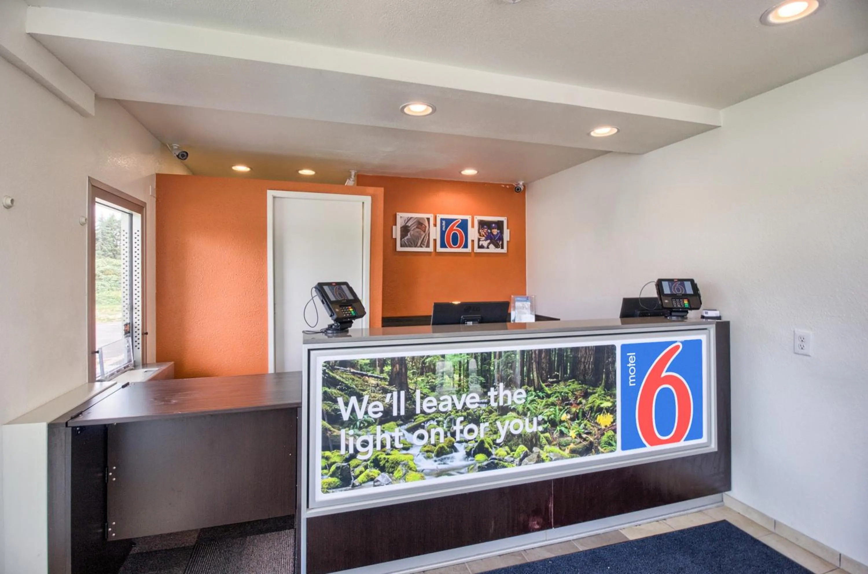 Day in Motel 6-Everett, WA - South
