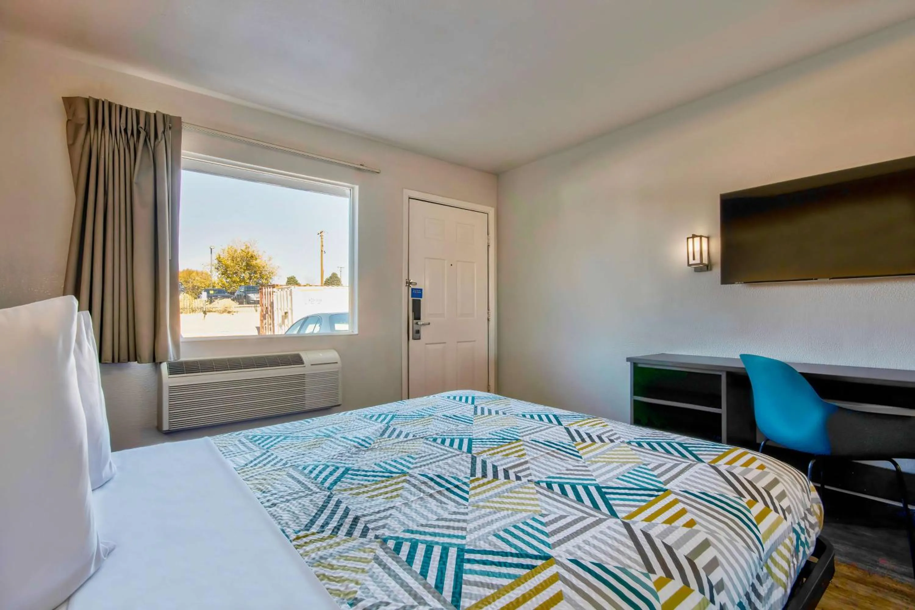 Bedroom, Bed in Motel 6-Albuquerque, NM - Carlisle