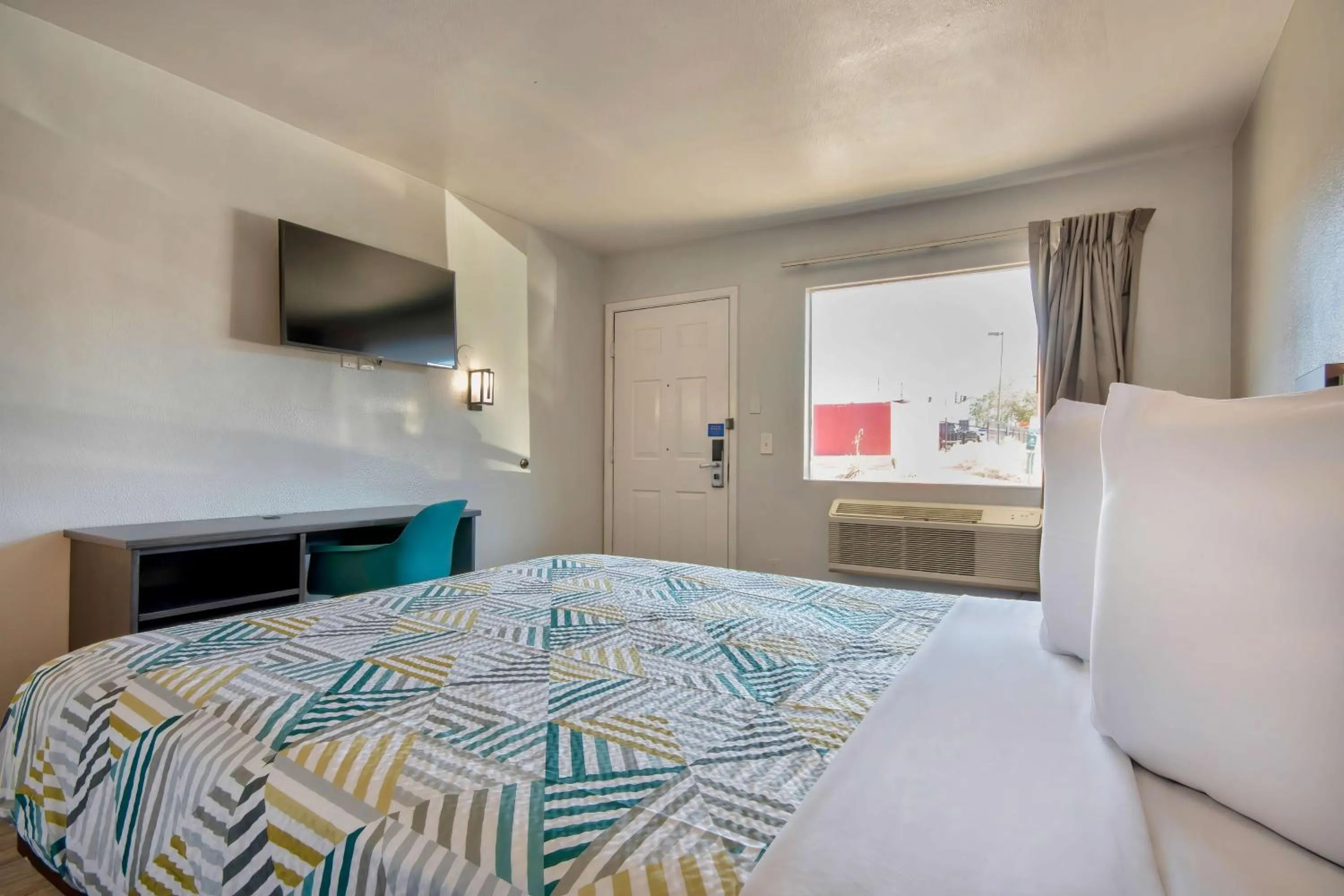 Bedroom, Bed in Motel 6-Albuquerque, NM - Carlisle