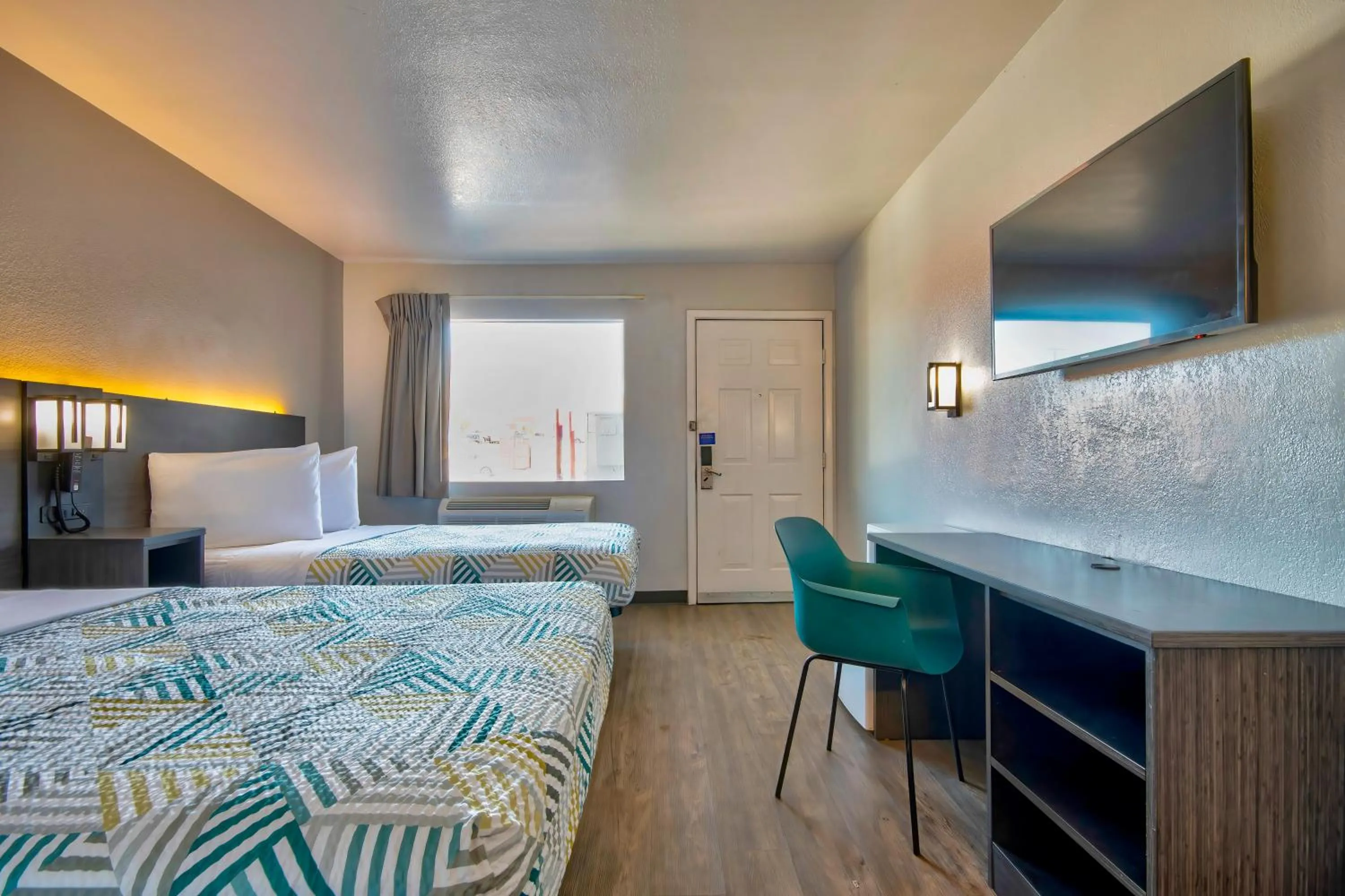 Bedroom, Bed in Motel 6-Albuquerque, NM - Carlisle