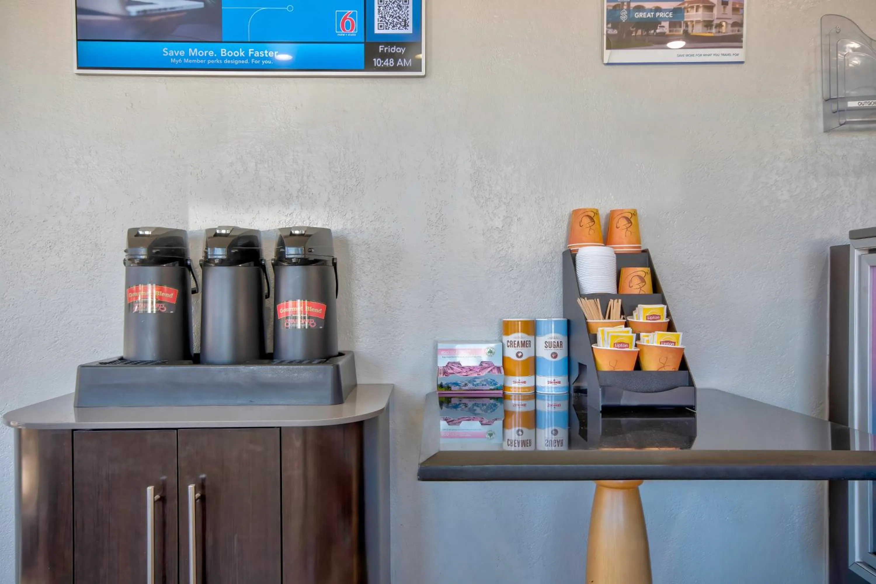 Lobby or reception in Motel 6-Albuquerque, NM - Carlisle