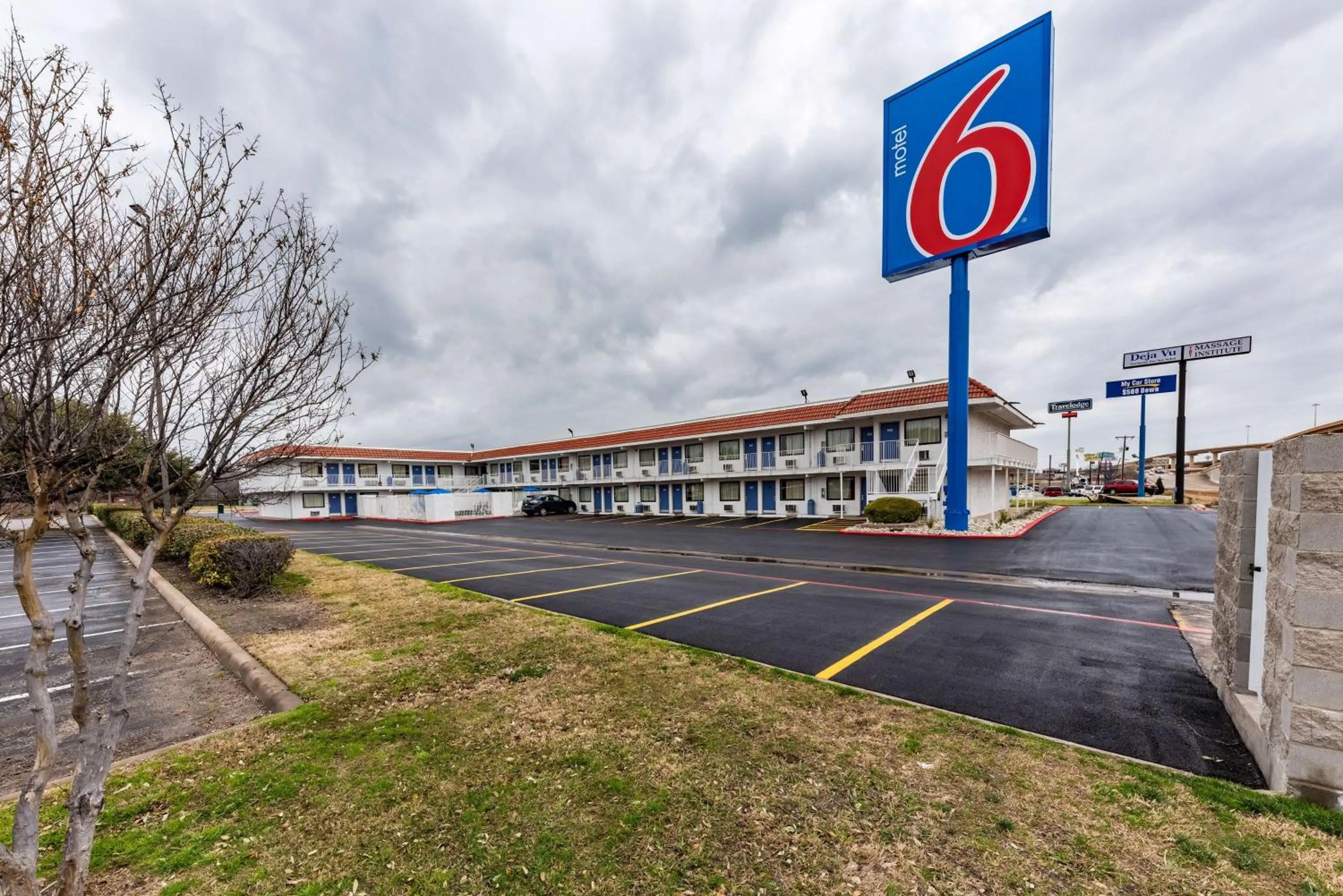 Property building in Motel 6-North Richland Hills, TX
