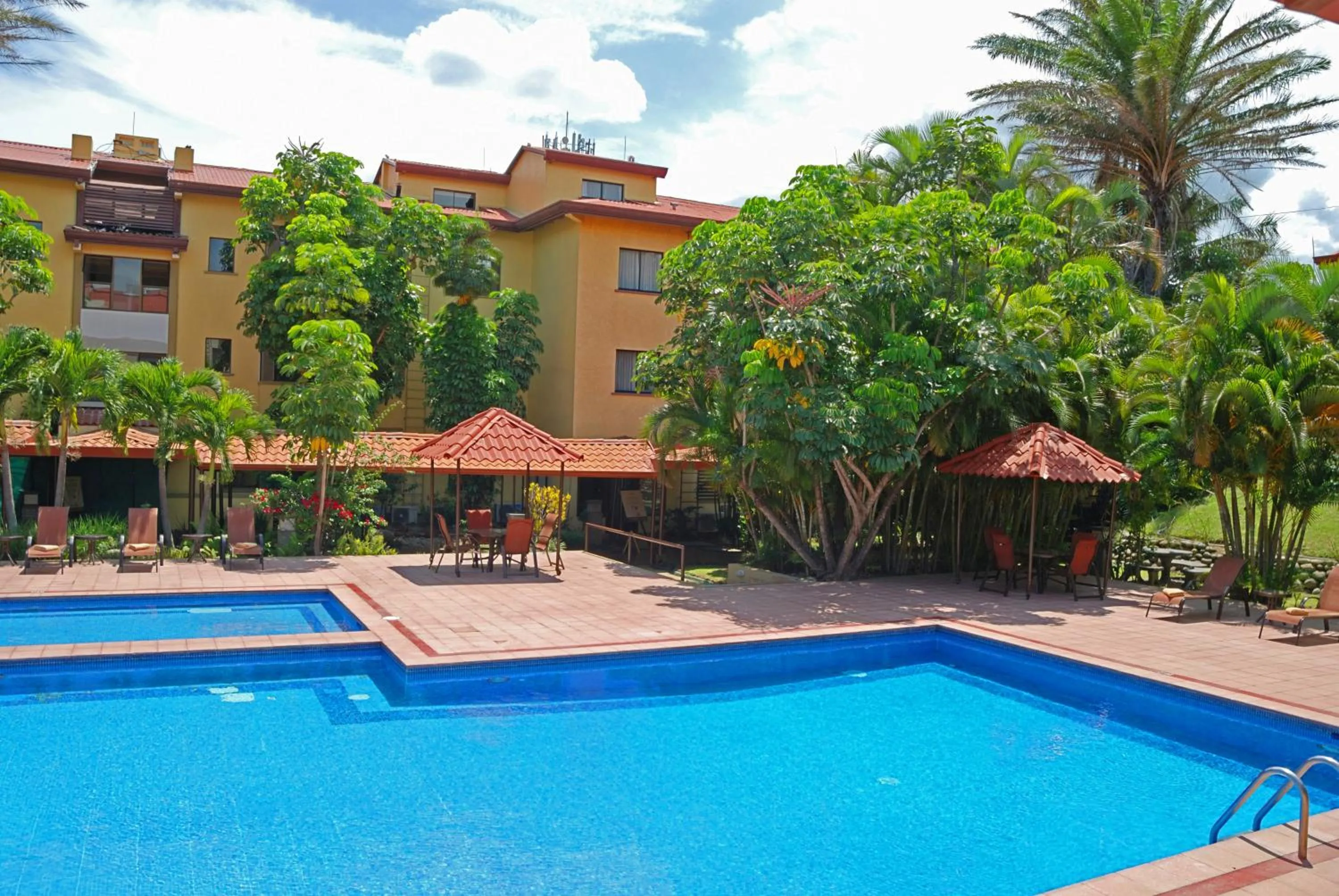 Swimming pool in Country Inn & Suites by Radisson, San Jose Aeropuerto, Costa Rica