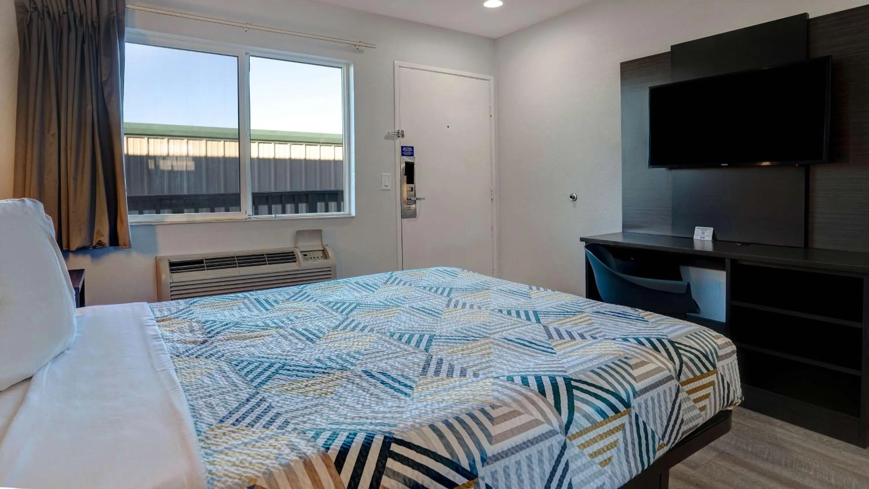 Bedroom, Bed in Motel 6-Eureka, CA Redwood Coast