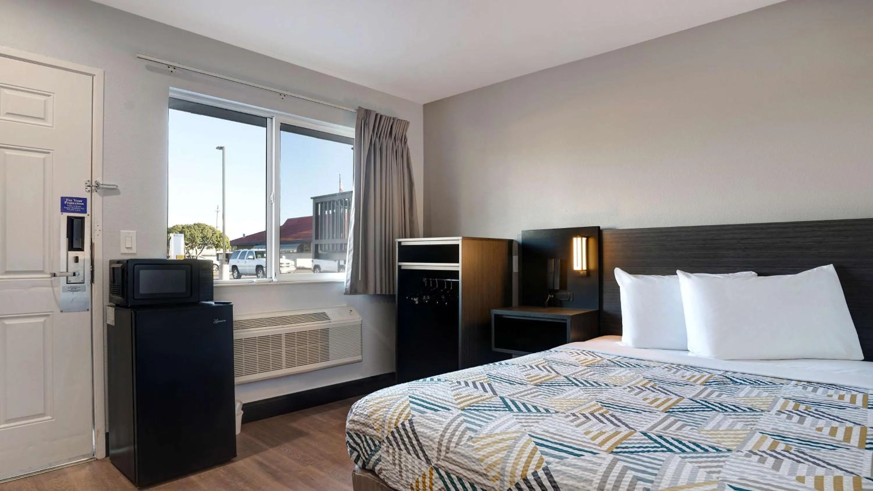 Bedroom, Bed in Motel 6-Eureka, CA Redwood Coast