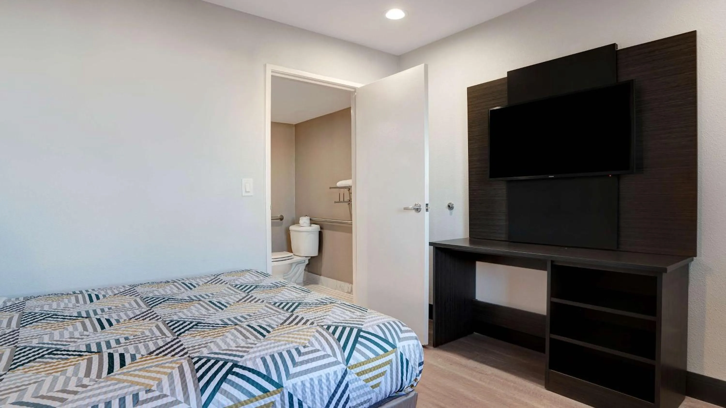 Bedroom, Bed in Motel 6-Eureka, CA Redwood Coast