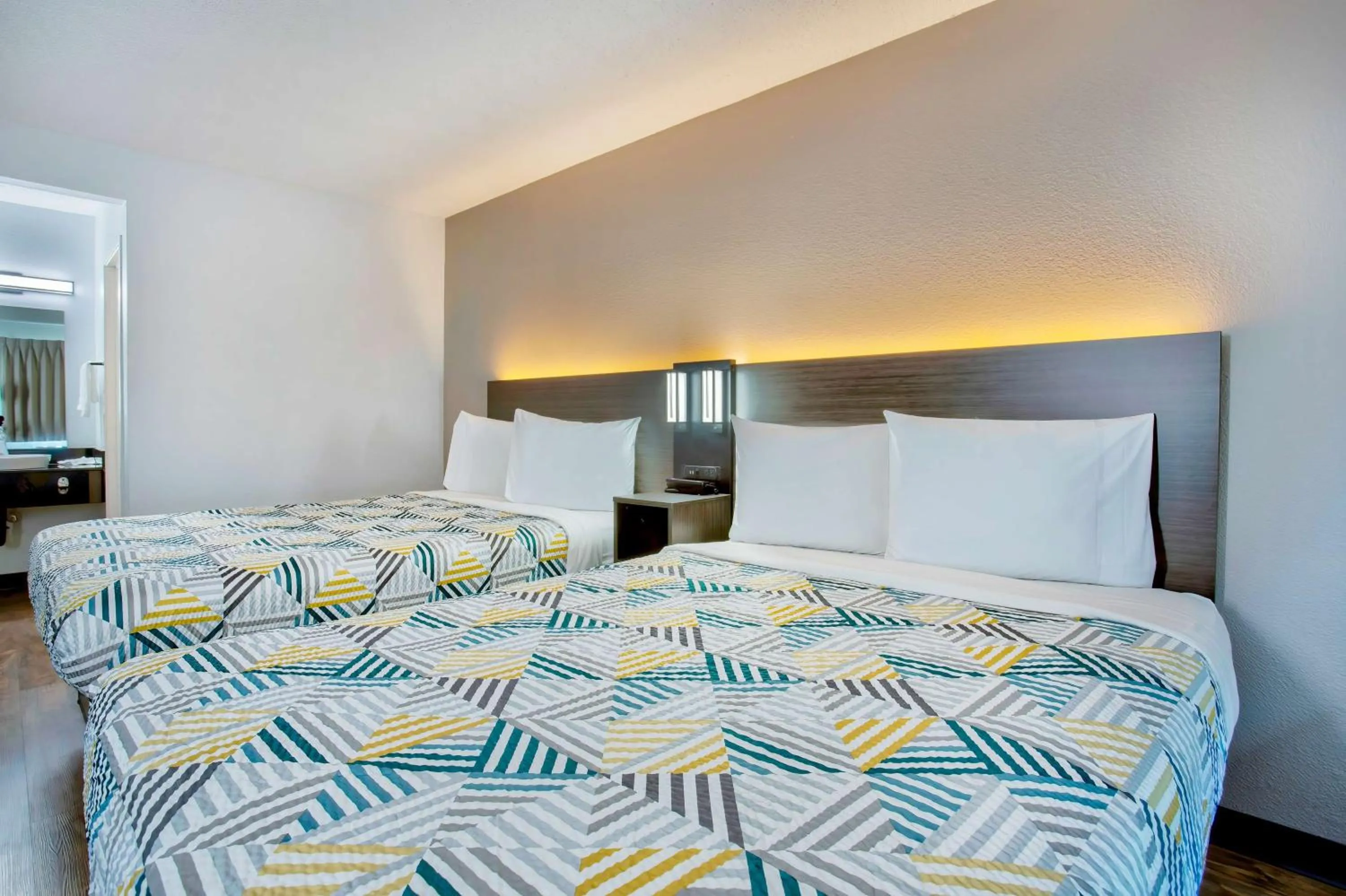 Bedroom, Bed in Motel 6-Salem, OR