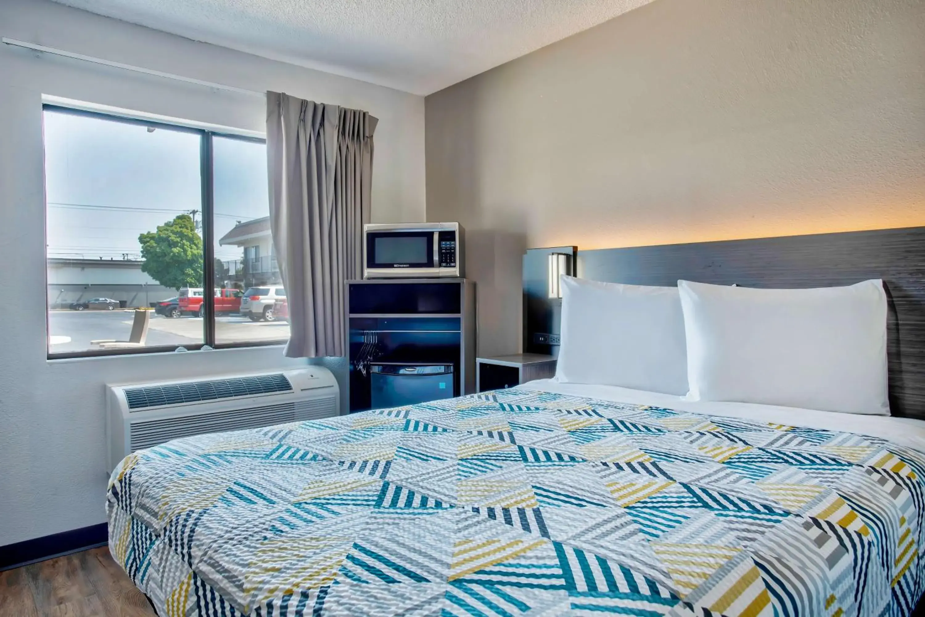 Double Room - single occupancy - Disability Access - Non-Smoking in Motel 6-Salem, OR Double Room - single occupancy - Disability Access - Non-Smoking in Motel 6-Salem, OR