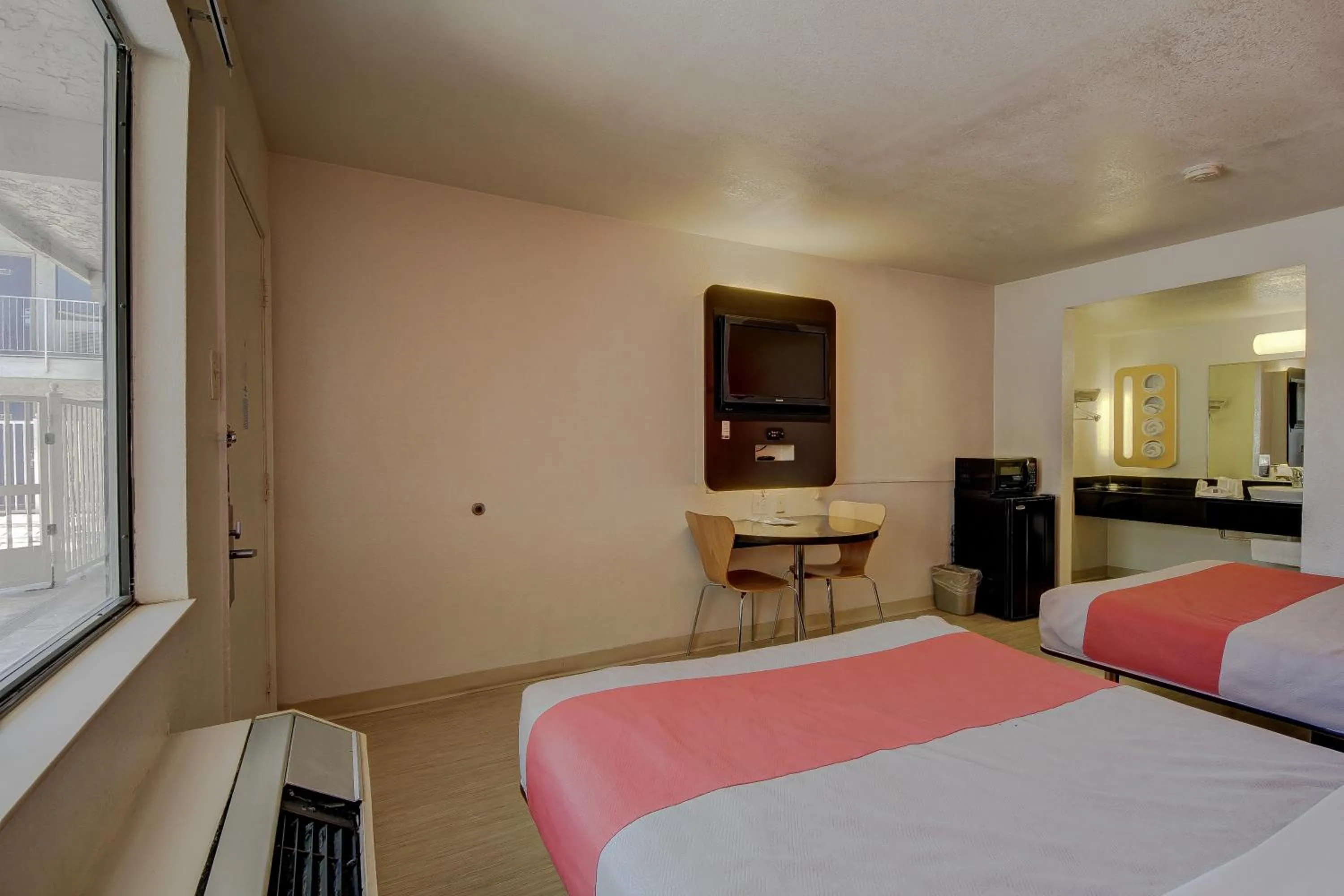 Bedroom, Bed in Motel 6-San Antonio, TX - Fort Sam Houston
