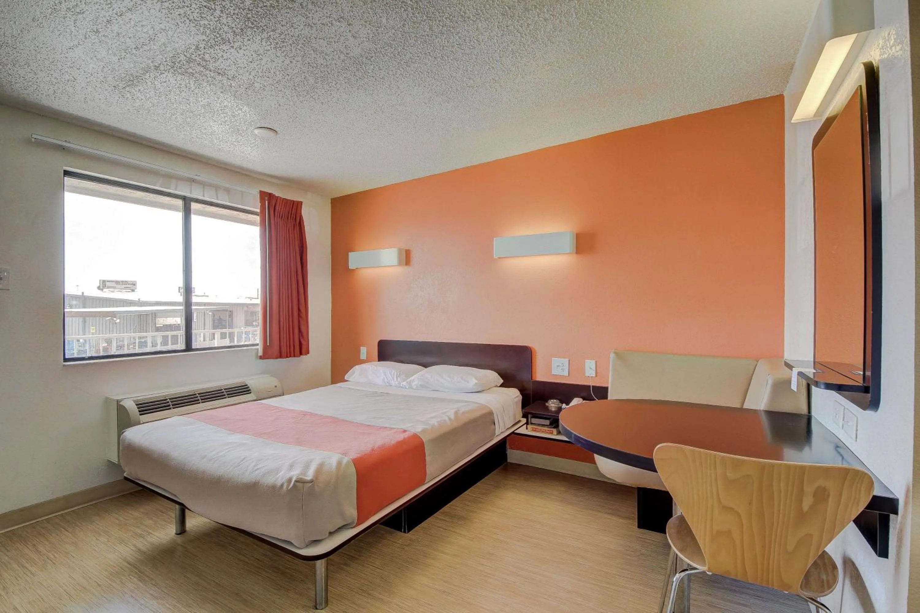 Seating area, Bed in Motel 6-San Antonio, TX - Fort Sam Houston