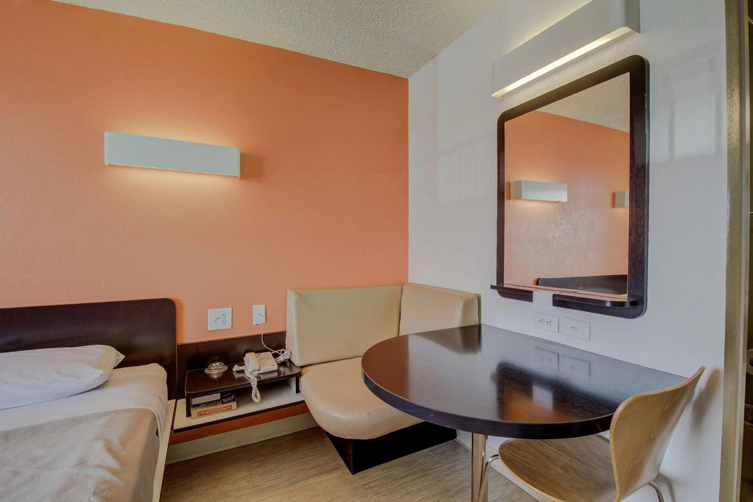 Seating area, Bed in Motel 6-San Antonio, TX - Fort Sam Houston