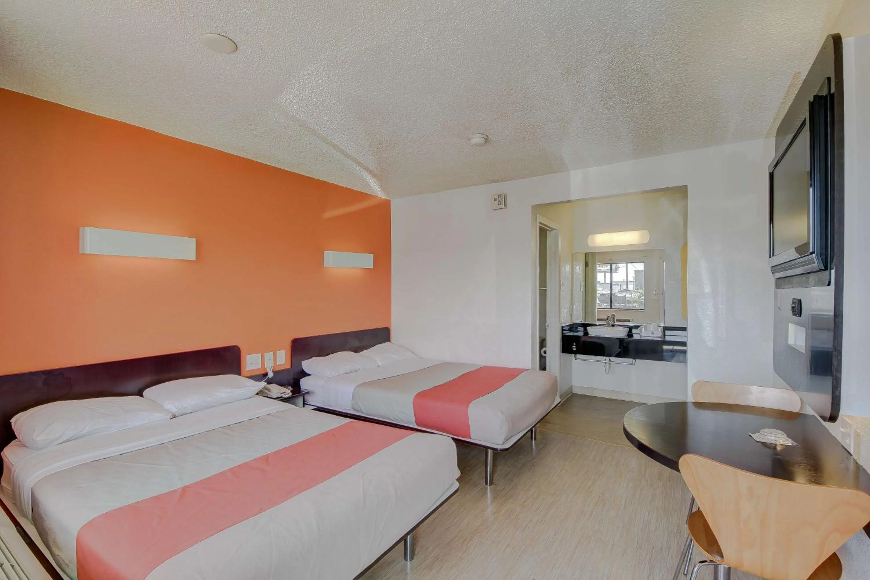 TV and multimedia, Bed in Motel 6-San Antonio, TX - Fort Sam Houston