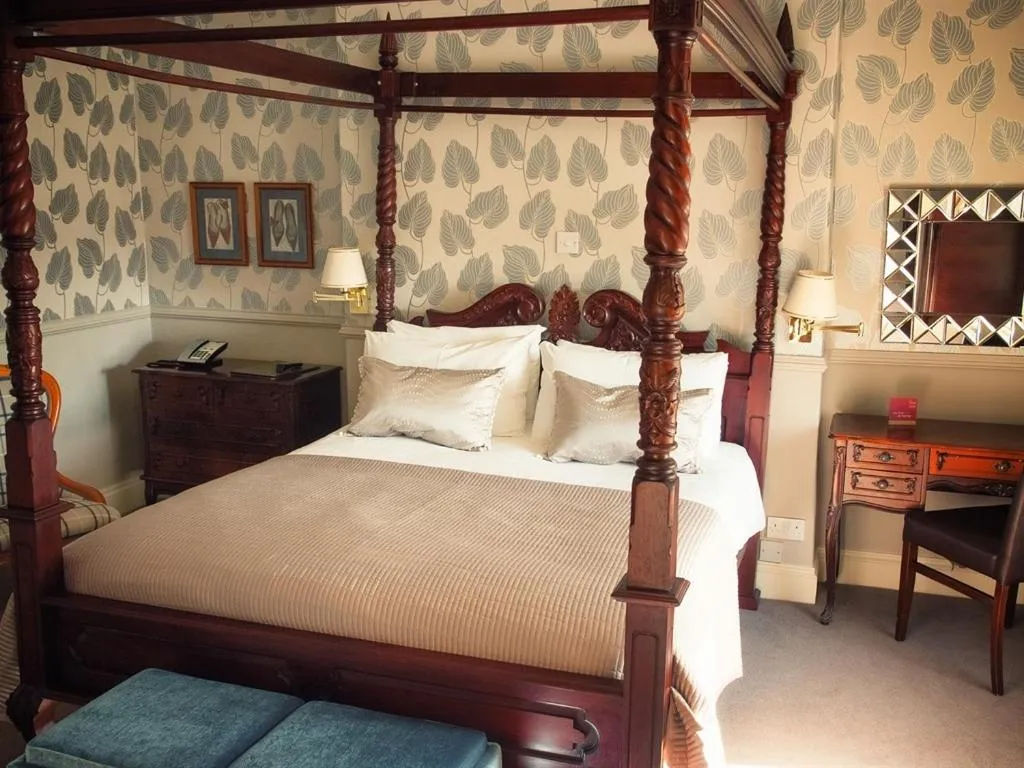 Bedroom, Bed in Eslington Villa
