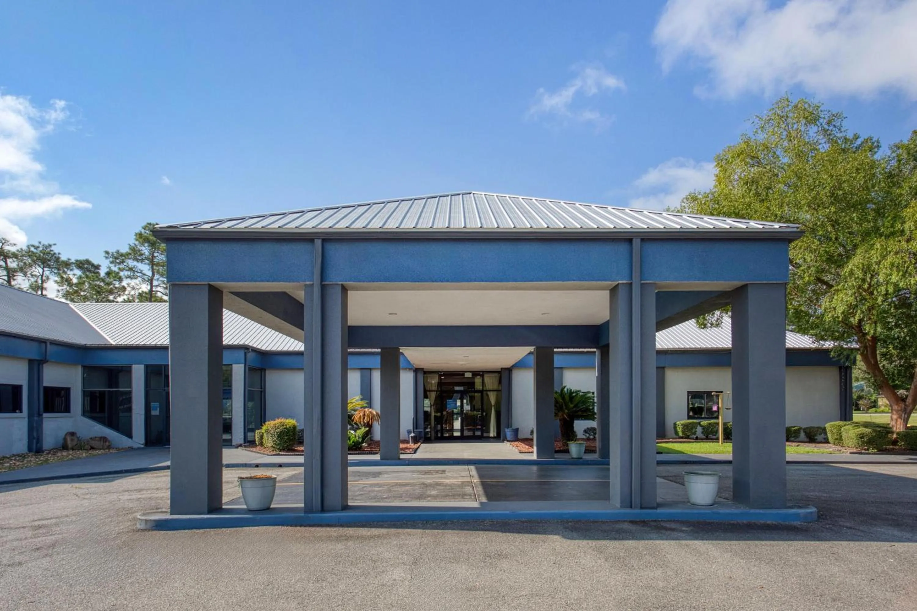 Property building in Best Western Executive Inn