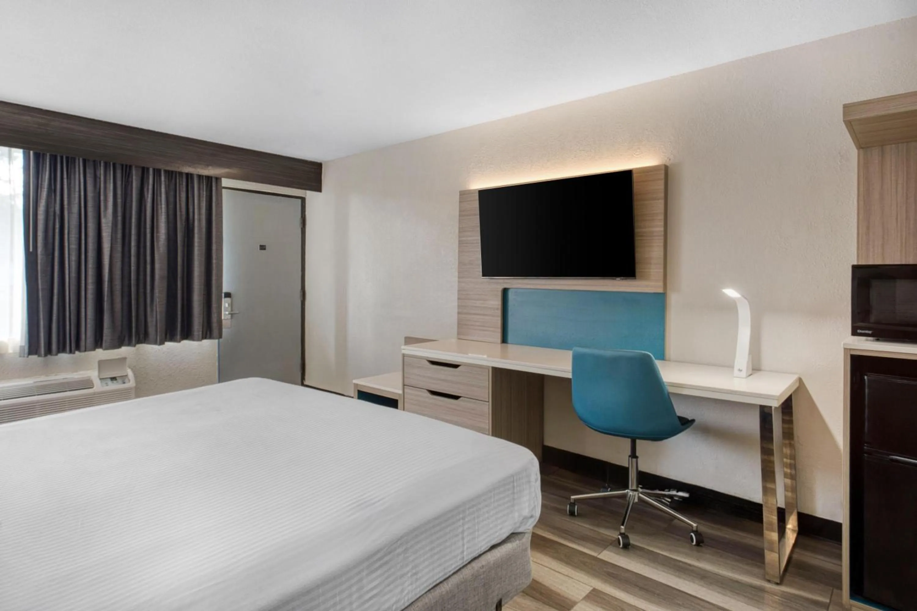 Bedroom, Bed in Best Western Executive Inn