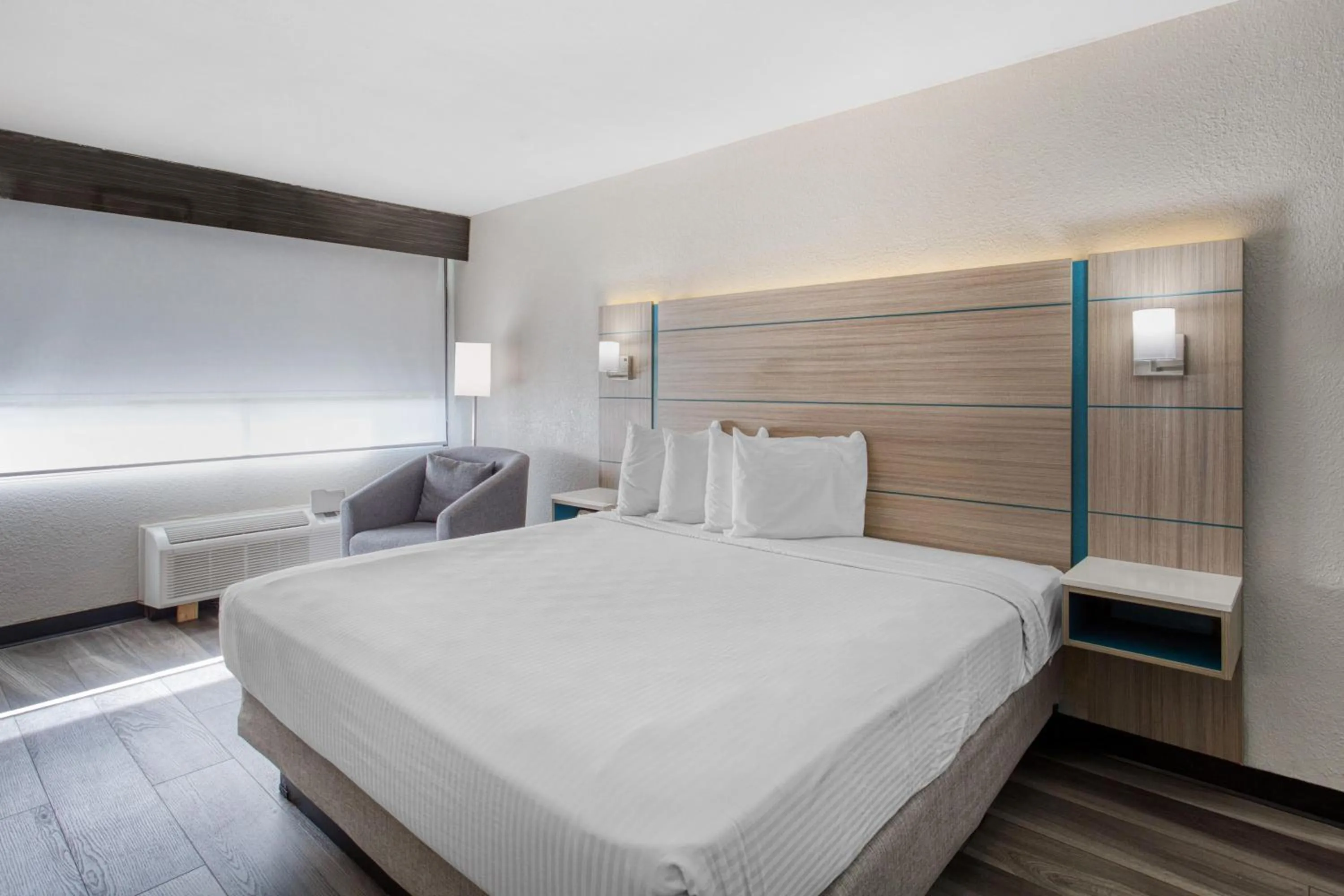 Bedroom, Bed in Best Western Executive Inn