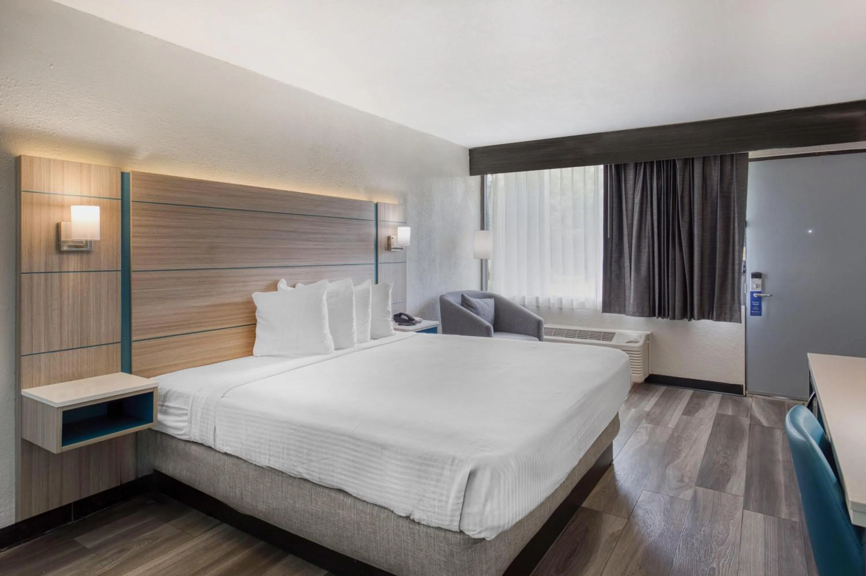 Bedroom, Bed in Best Western Executive Inn