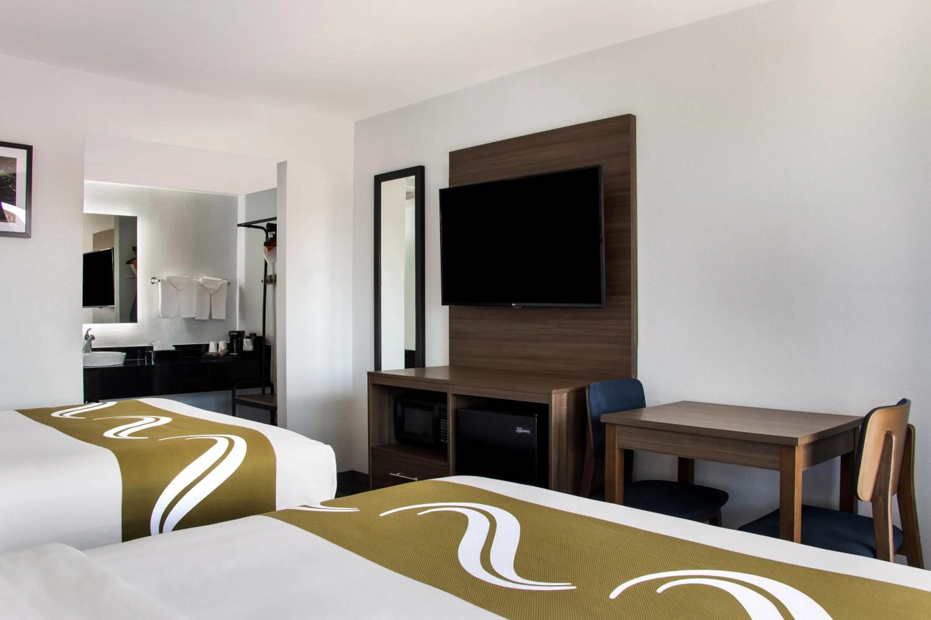 TV and multimedia, Bed in Quality Inn Santa Fe New Mexico