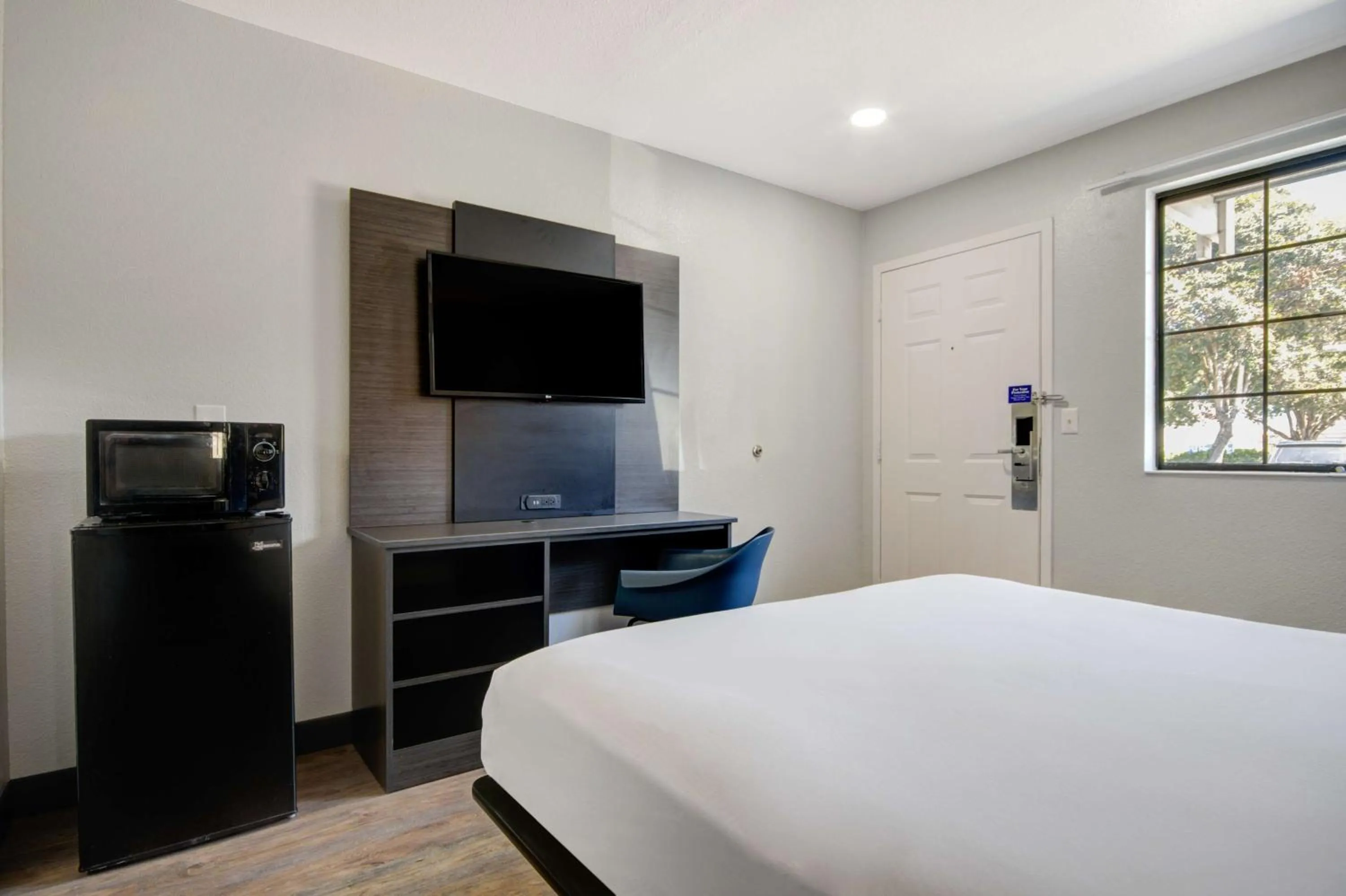 Bedroom, Bed in Motel 6-Lompoc, CA