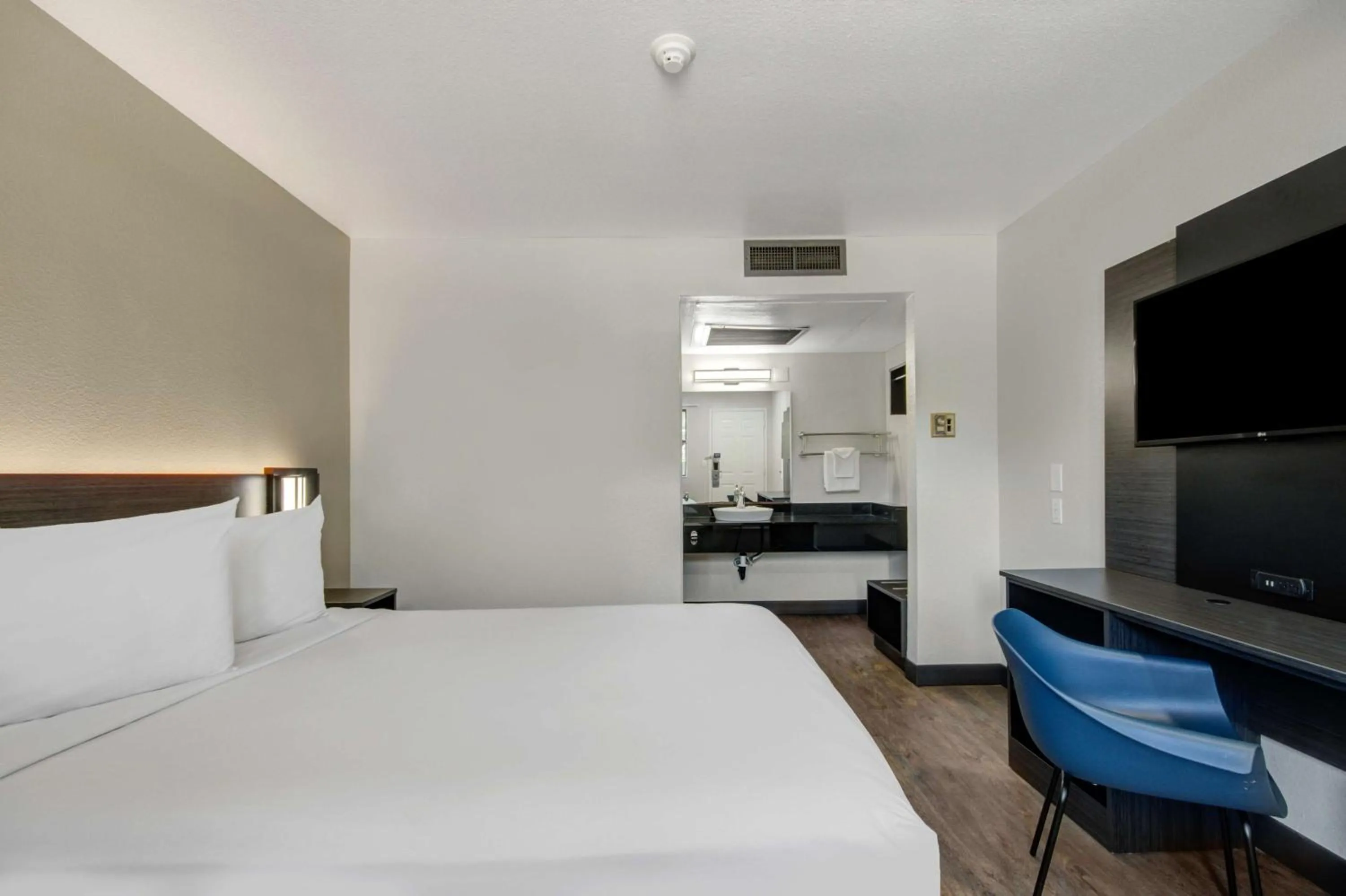 Bedroom, Bed in Motel 6-Lompoc, CA