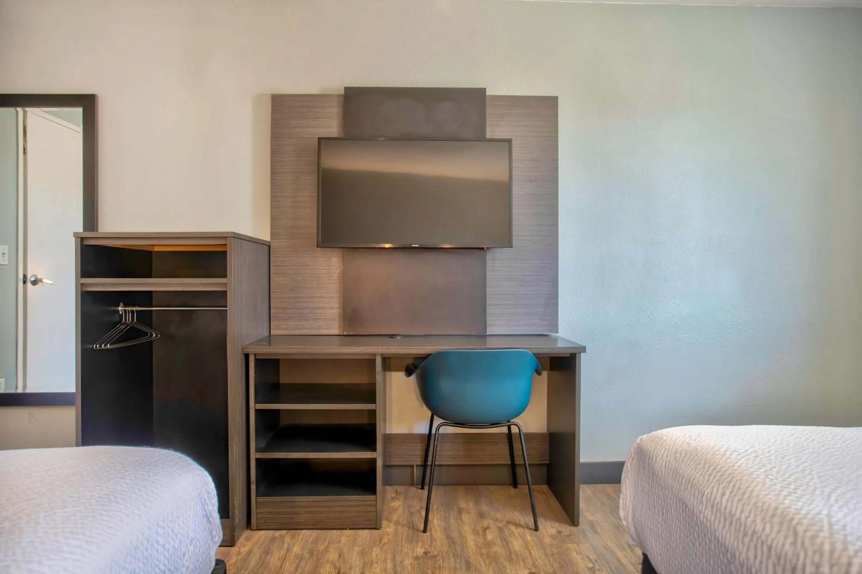 Bedroom, Bed in Motel 6-Kingman, AZ - Route 66 East