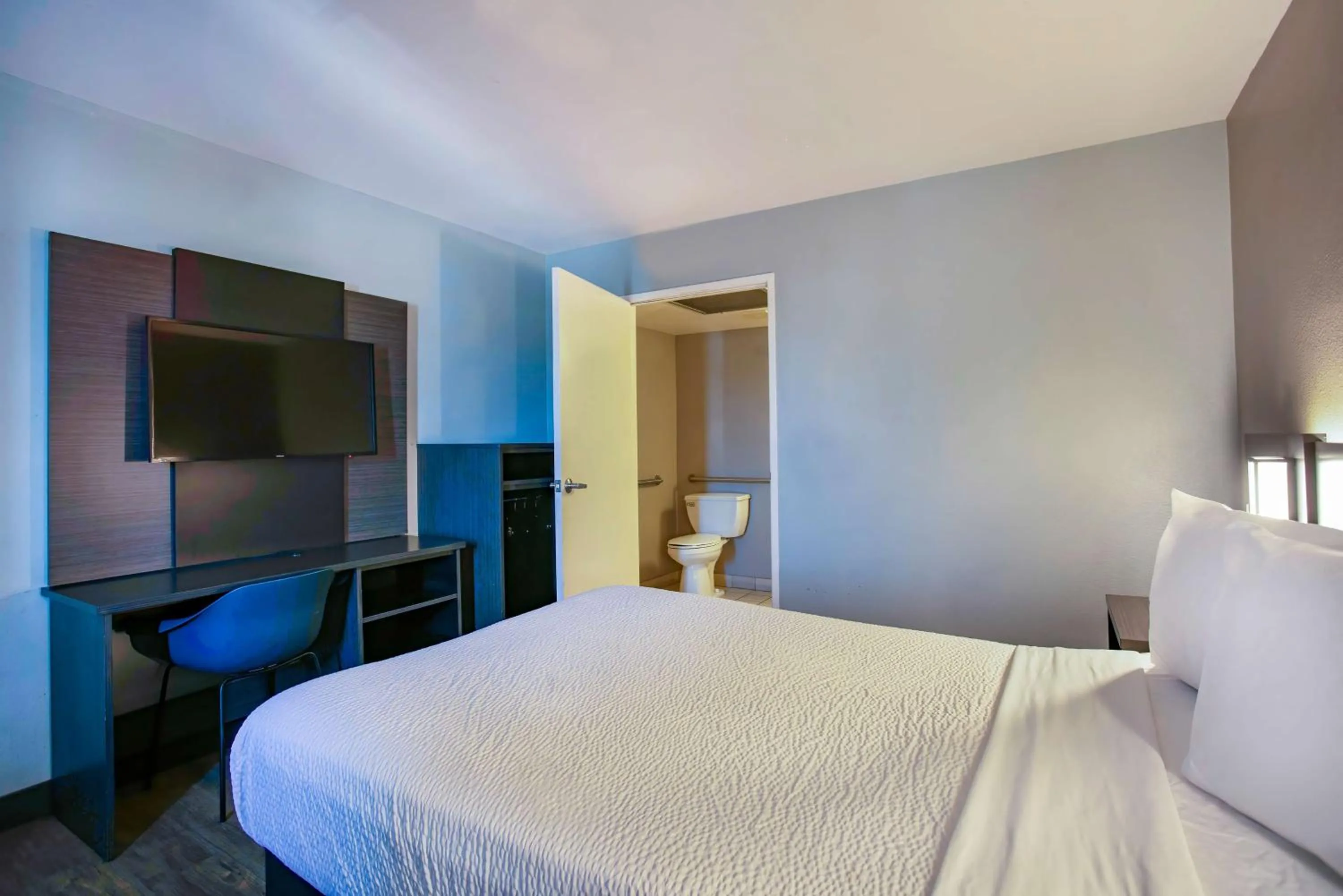 Bedroom, Bed in Motel 6-Kingman, AZ - Route 66 East