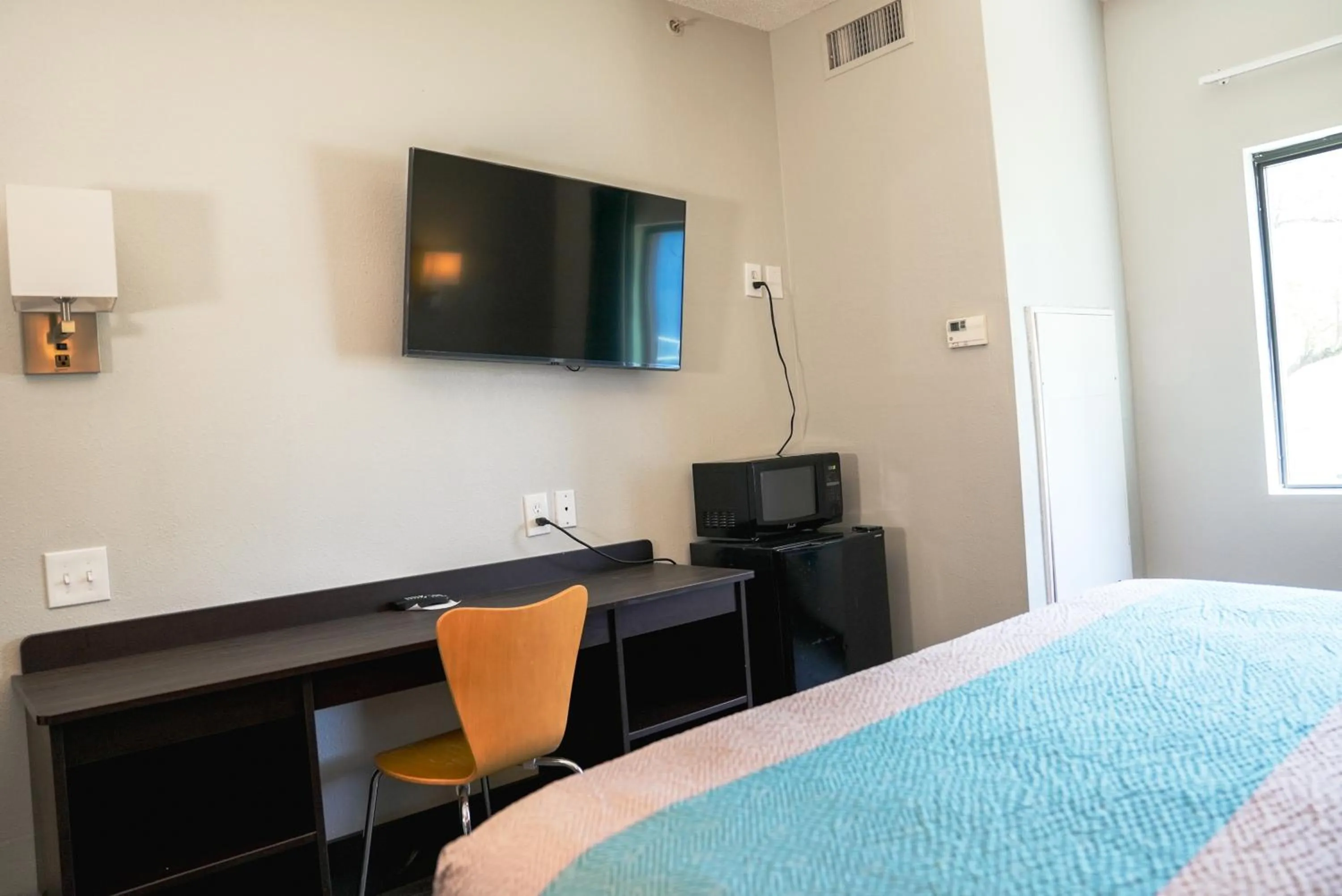 Bedroom, Bed in Motel 6-Caseyville, IL - Caseyville Il