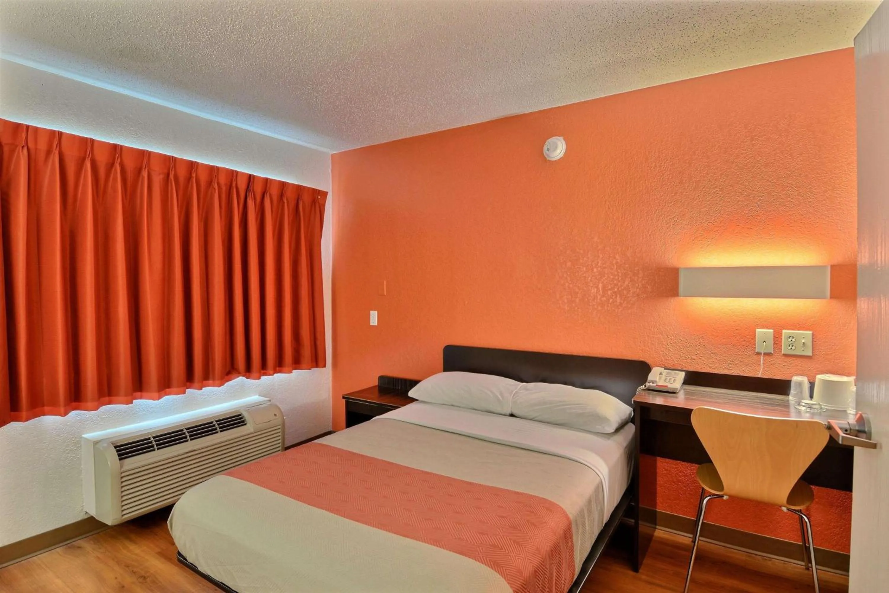 Photo of the whole room, Bed in Motel 6-Tewksbury, MA - Boston